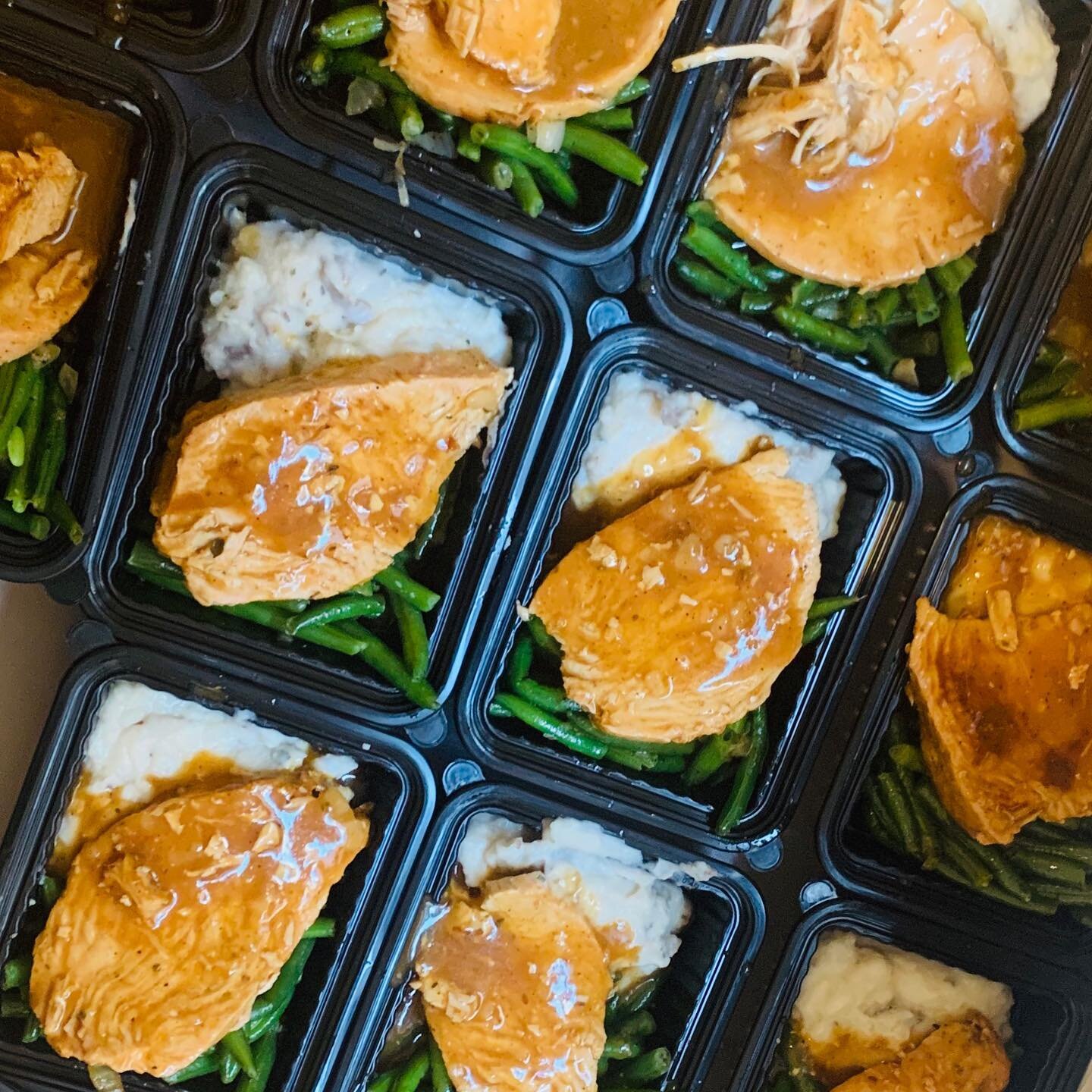 Oven Roasted Turkey Breast with Gravy with Green Beans and Mashed Potatoes. Whether you are looking for portioned meals or just want to eat good...you can do both at the same time! #food #foodporn #chefallen #thewindycitymeals #portioncontrol #mealpr