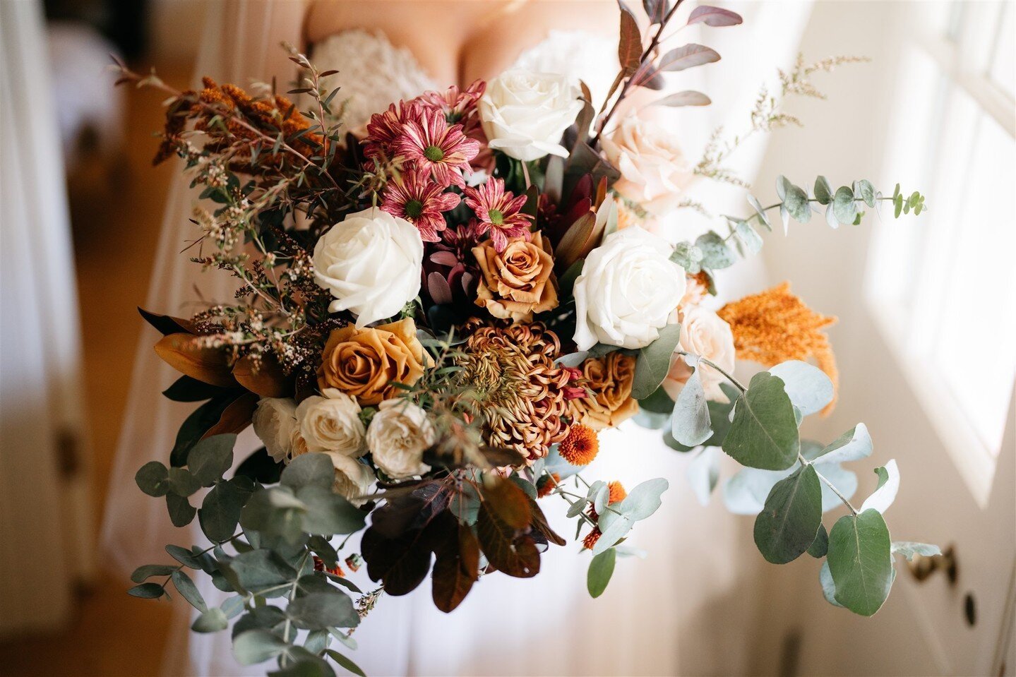 It was such a pleasure designing and styling Saskia's gorgeous Autumnal Bridal Bouquet! We really played with both colour and texture and featured many of our firm favourite 'ingredients', including:⁠
* these exquisite toffee-toned Roses, grown local