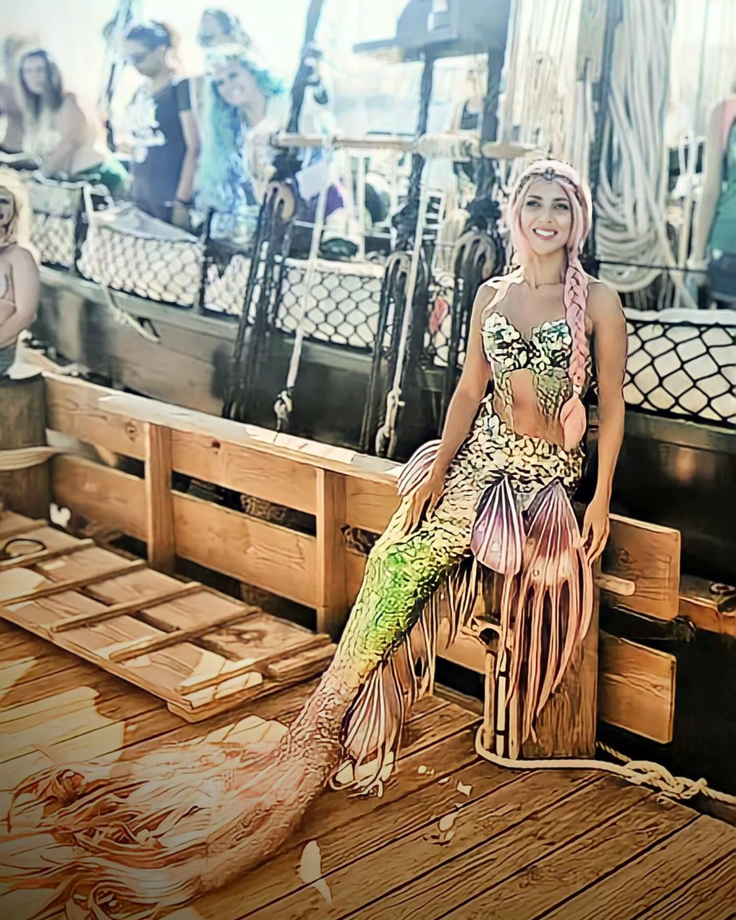 Welcome aboard, pirates!
🧜🏽&zwj;♀️💦⛵
#mermaidforhire #mermaid #hannnahmermaid #mermaidtail #mermaidmodel 

Mermaid: @hannahmermaid
Fin deco: @aliciaunderwater