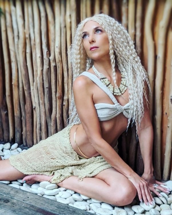 Happy, half naked, natural and neutrally buoyant in Bali 🌴🙏🏽🌴
Model: @hannahmermaid
Photo @aradiasunseri 
#Bali #🌴 #natural #tropical #photooftheday #hannahmermaid #modeling #naturalbeauty  #blondmodel #blonde #texture #bamboo #canggu