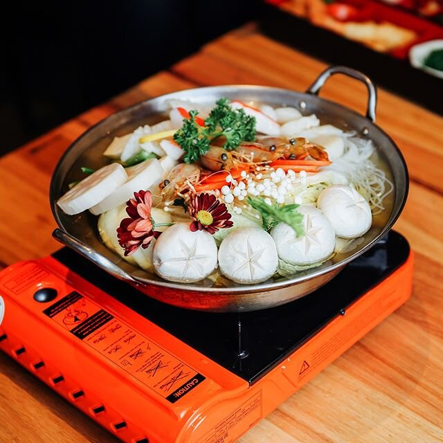 Table Top Cooking is best shared between 2, where your seafood and veg hot pot is freshly cooked at your table! Our friendly staff will show you the ropes 🔥🔥 Time to warm up!