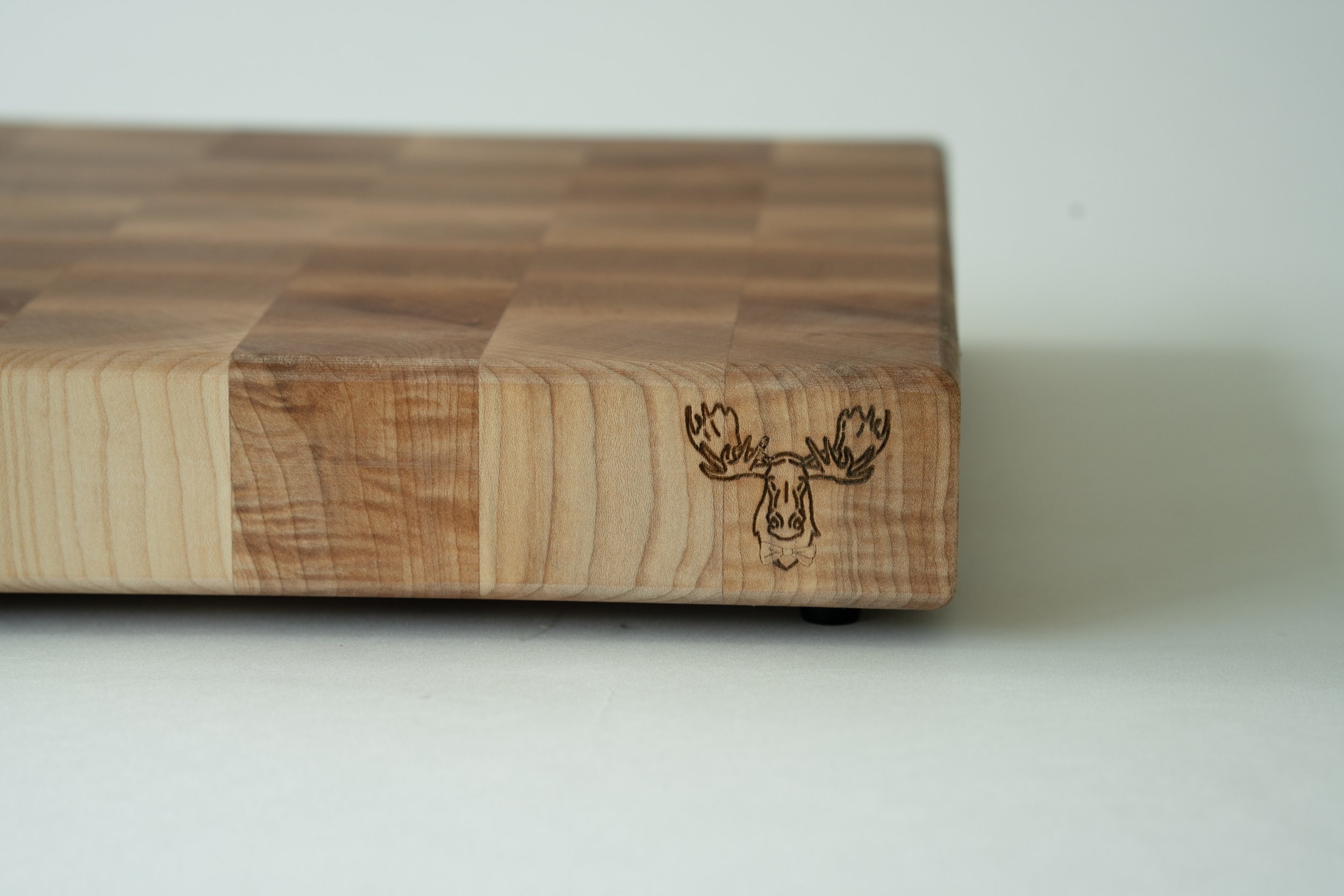 a cherry end grain cutting board made from maple wood