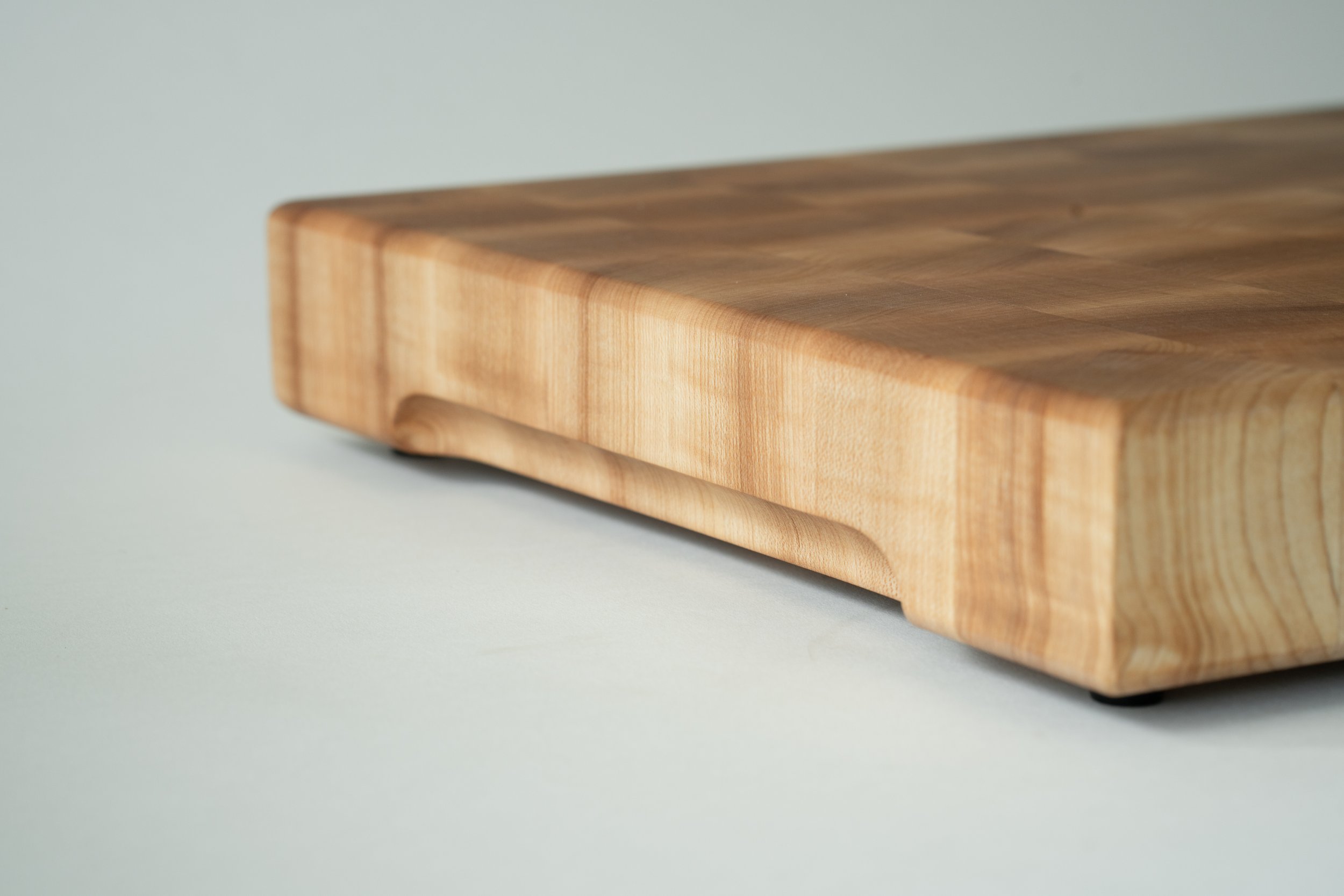 a cherry end grain cutting board made from maple wood