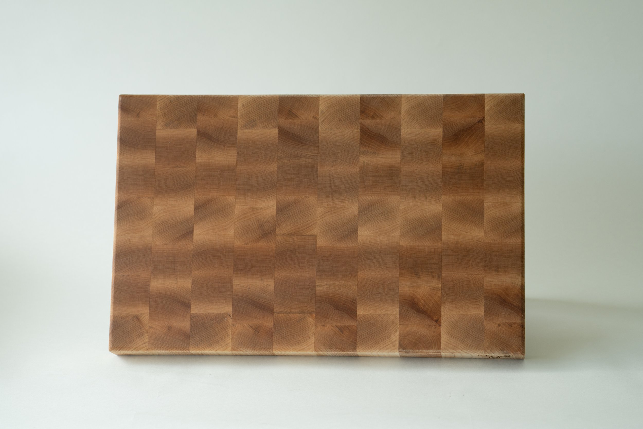 a cherry end grain cutting board made from maple wood
