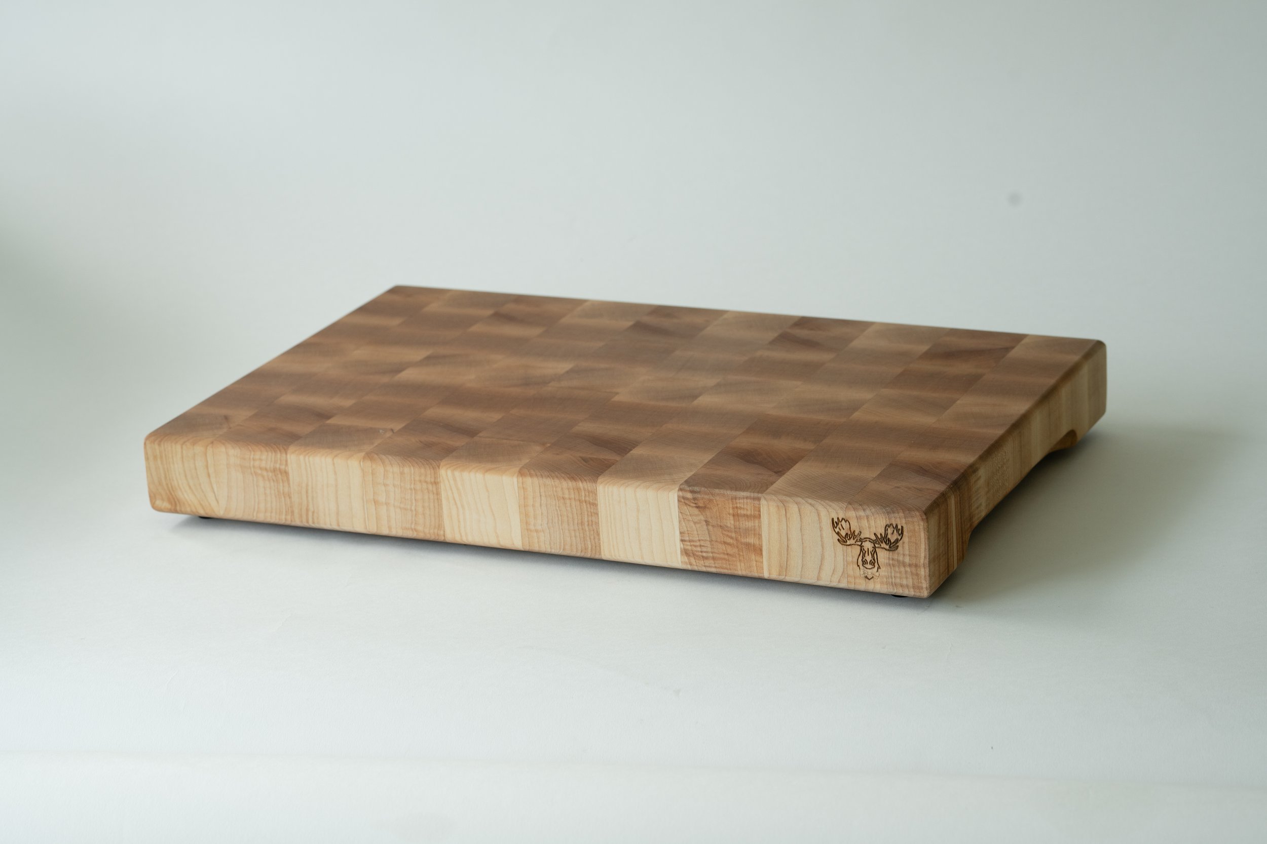 a cherry end grain cutting board made from maple wood