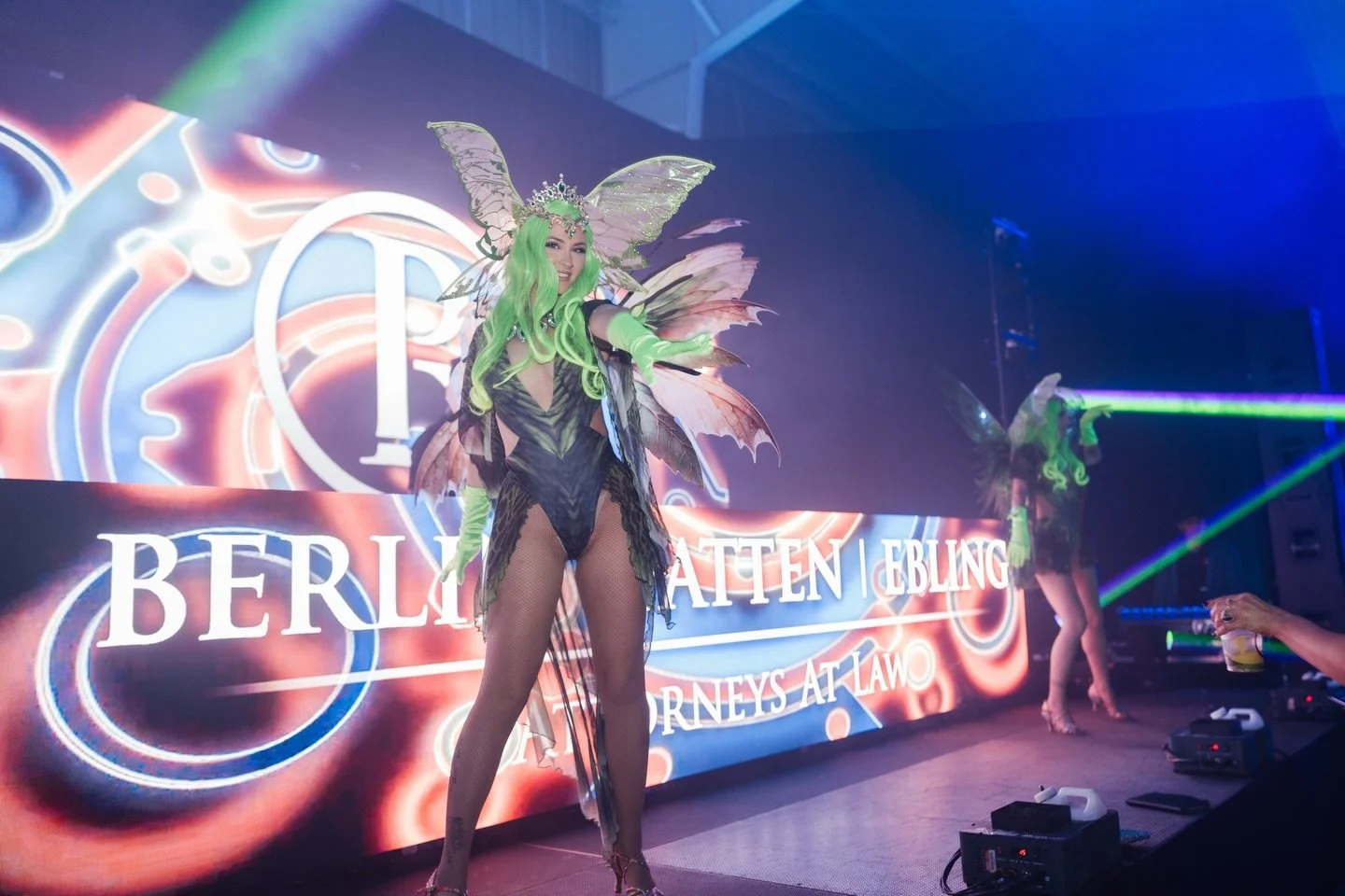 Into the heart of the enchanted forest 🍄🌳🍄&zwj;🟫
&mdash;&mdash;&mdash;
@berlinpattenebling 
&mdash;&mdash;&mdash;
📸 @lucid.mediagroup @davidzhouphotography @max_global_media 
&mdash;&mdash;&mdash;
#oroeventco