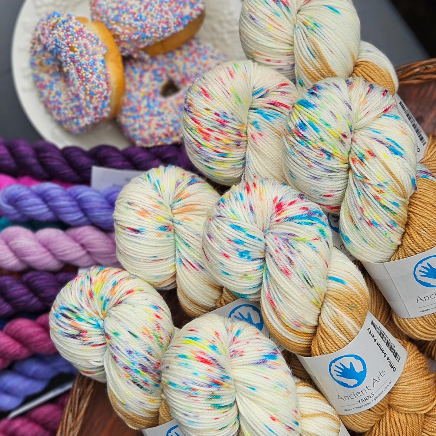 Just like a delicious vanilla dip donut, these special skeins of Office Donut Party designed by @ancientartsyarn in Socknado won't last long. Pair it with a Socknado Twister in your favourite sprinkle colour for the heels and toes...and you'll have t