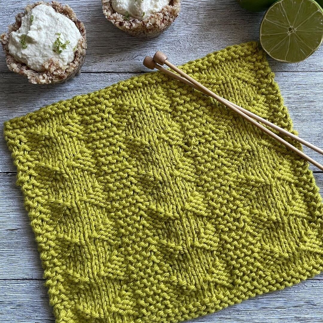 Just a little reminder that our monthly YOD cast is tonight at 6pm. Join us in knitting Garlene's @thekitchensinkshop Key Lime Dishcloth, the YOD pattern for March.

This month's pattern includes only 
Knit (K) and Purl (P) stitches, making it the pe