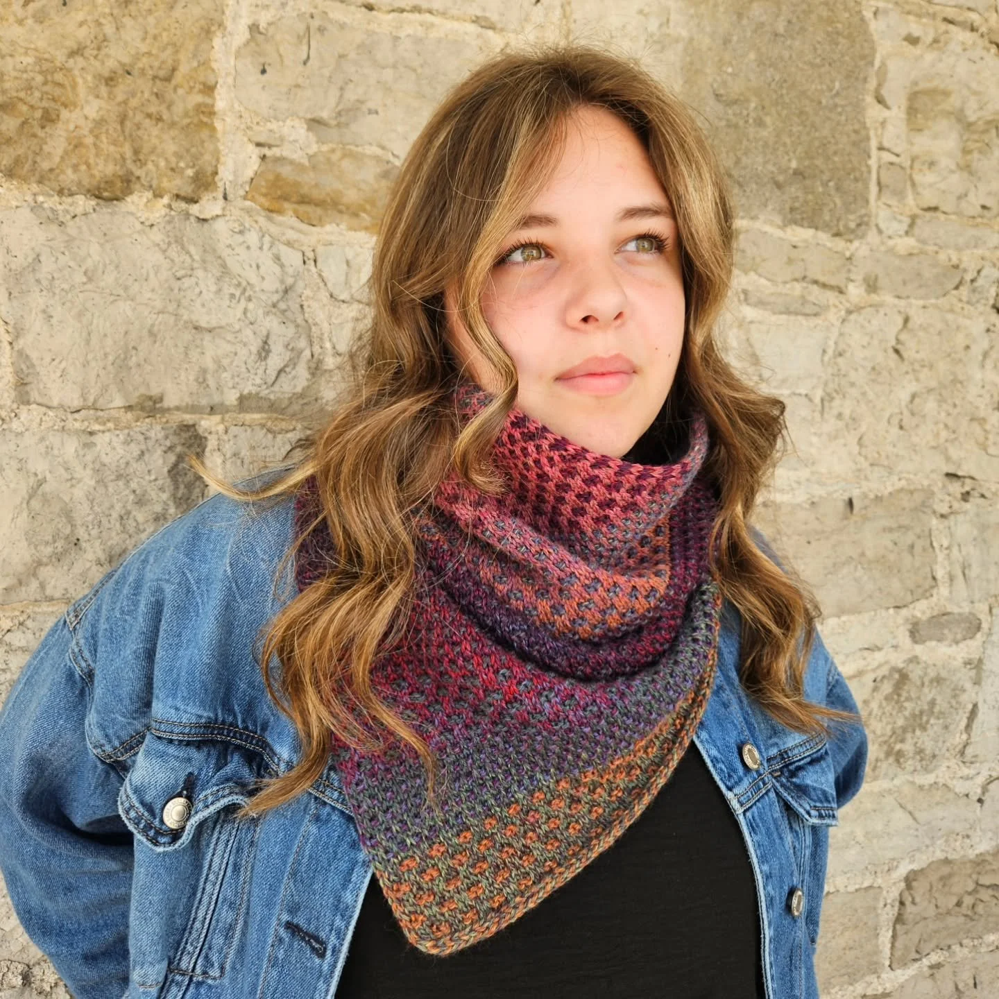Introducing The Shift Cowl, one  of our newest shop samples that made its debut at the @kawarthayff last Saturday.

A beautiful mosaic pattern designed by @dreareneeknits, knit with 3 skeins of Cascade 220 Superwash Wave Sport in 3 different colourwa