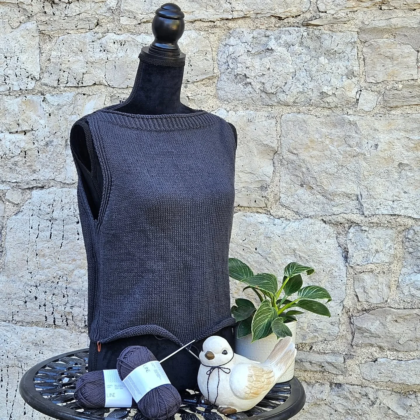 - WIP Wednesday -

I'm officially on the home stretch of knitting a slightly modified version of the Sabai Top 2 designed by @paulastrickt featuring a twisted rib detail for a little extra texture and interest.

This beautiful summer knit is being wo