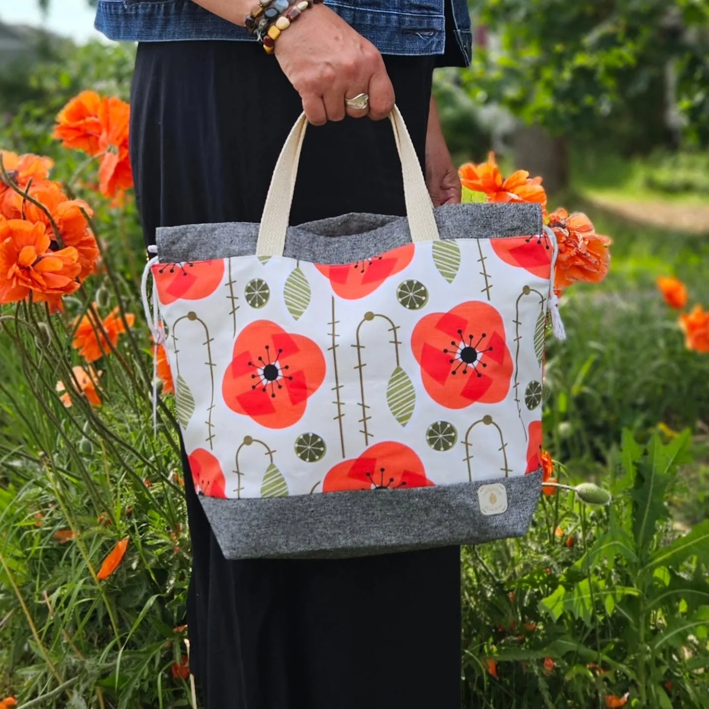 - Poppy Print Project Bags -

We're so excited to share that our beautiful new Poppy Print Project Bags by @thekitchensinkshop have JUST arrived in the Shoppe!

These stunning large drawstring bags are the perfect companion for all of your knitting a