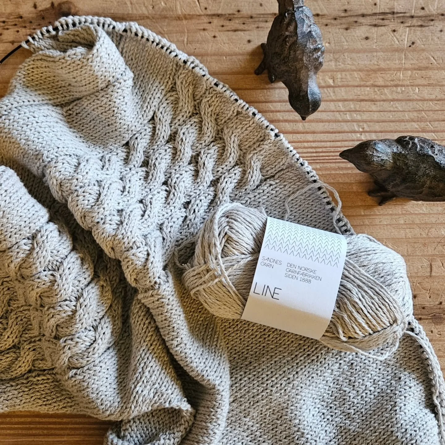 - WIPWednesday -

After casting off my Sabai Top 1 last week, I didn't waste any time before casting on a new project!

Currently on my needles is Brookline designed by Asa Buchta, knit in Sandnes Garn Line in the beautiful colour Pearl Grey 3820.
Th