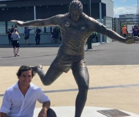 Johnathan Thurston statue, Townsville stadium