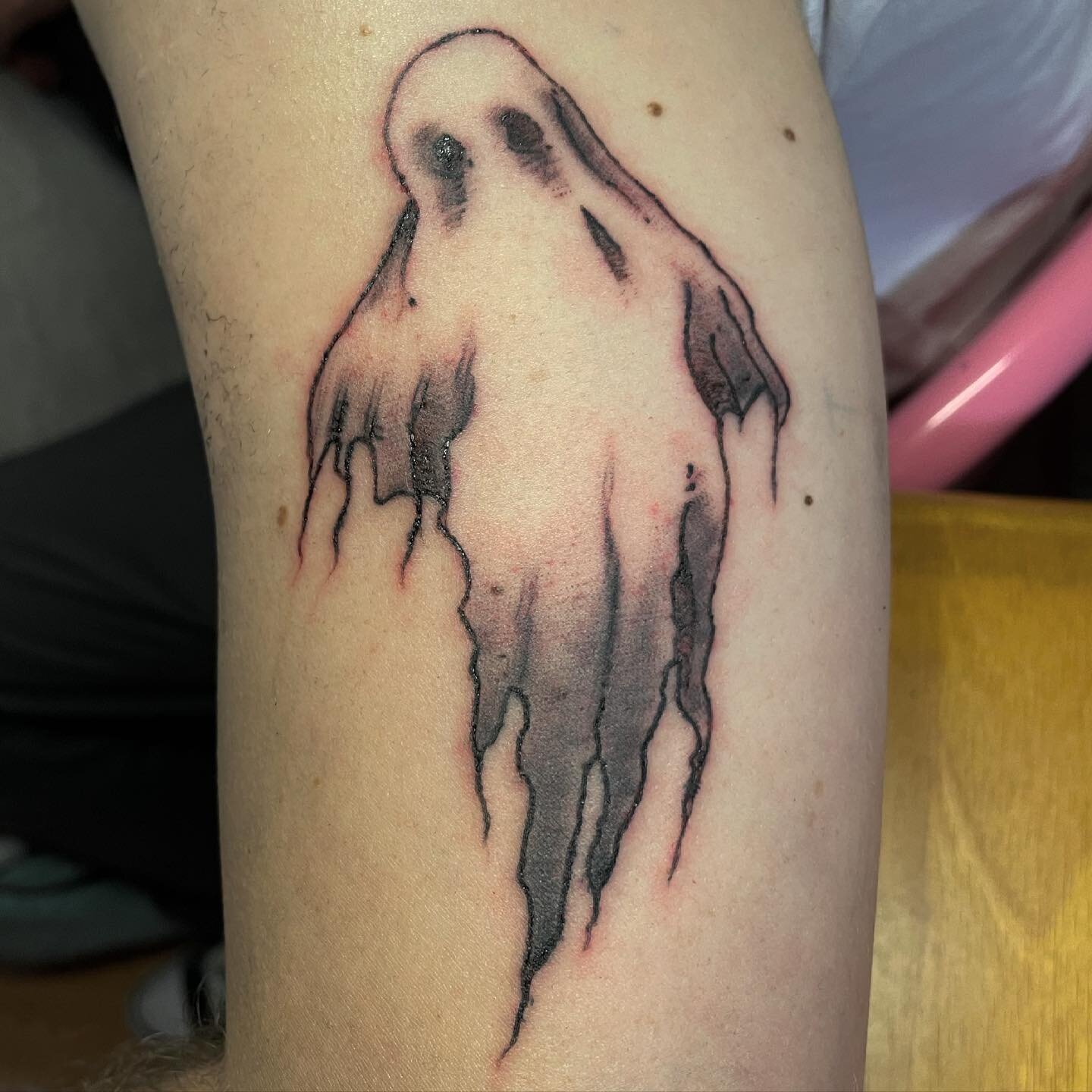 Peaceful, but creepy ghost. This was fun to tattoo. Thank you Jake for trusting me your arm! ✨🖤