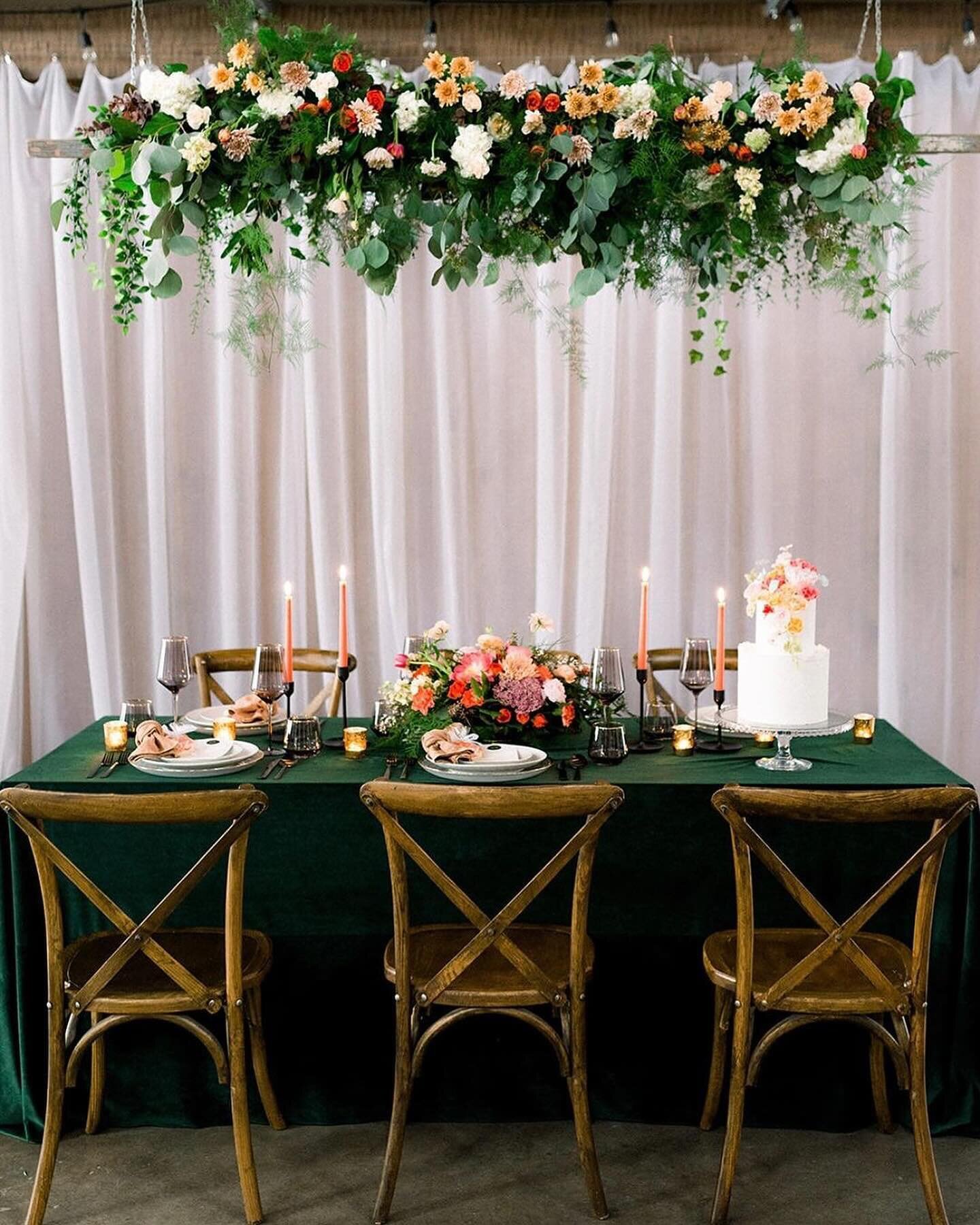 Winter wedding but make it colourful🤩

&bull; @merakifioriwpg Who doesn&rsquo;t love Winter weddings ?? ❄️❄️❄️❄️
Venue: Hawthorn Estates @hawthornestates
Photography: Aimee dela Lande Photography @aimeedelalandephotography
Video: C  T  A  M  A  Y  O