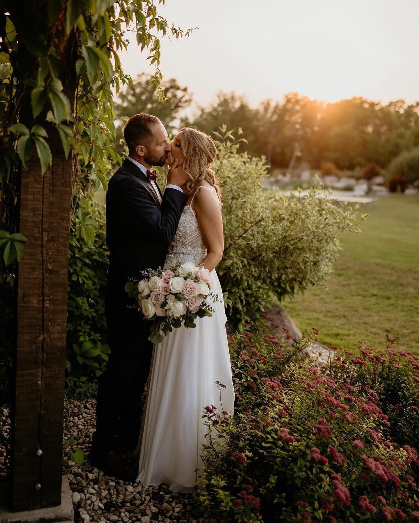 Chris gave his beautiful bride Kim all the props she deserved in creating this gorgeous wedding day at @hawthornestates. From the lanterns that lined the walkway of the ceremony to the popcorn + champagne bar and all the littlest of details that made