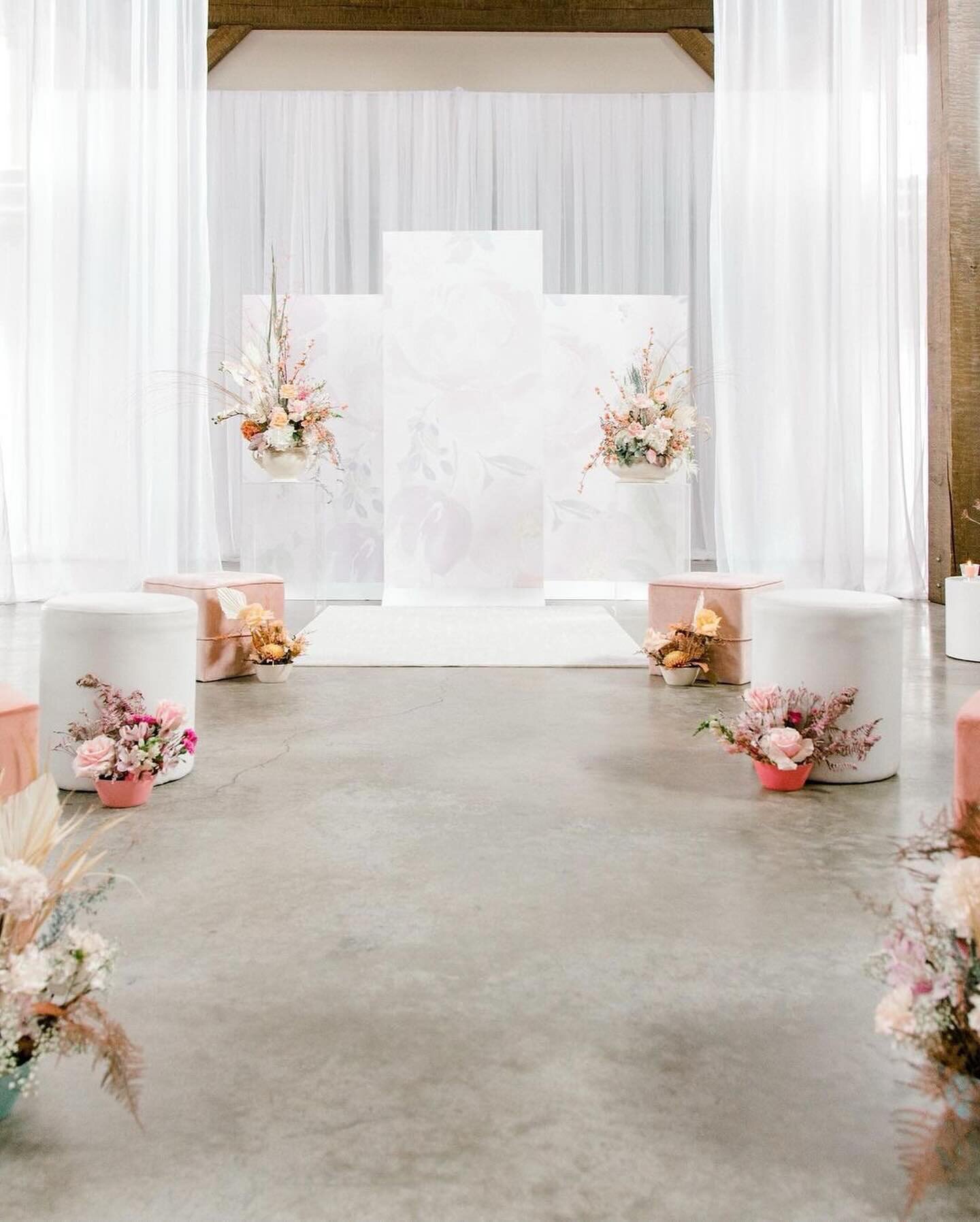 High ceilings, concrete floor, exposed beams, and ✨natural light...the perfect backdrop for our pop up wedding and stylized shoot in April which took on a modern flair🤍

photography
Venue: @hawthornestates
Planning/Creative Direction: @emmasinghcrea