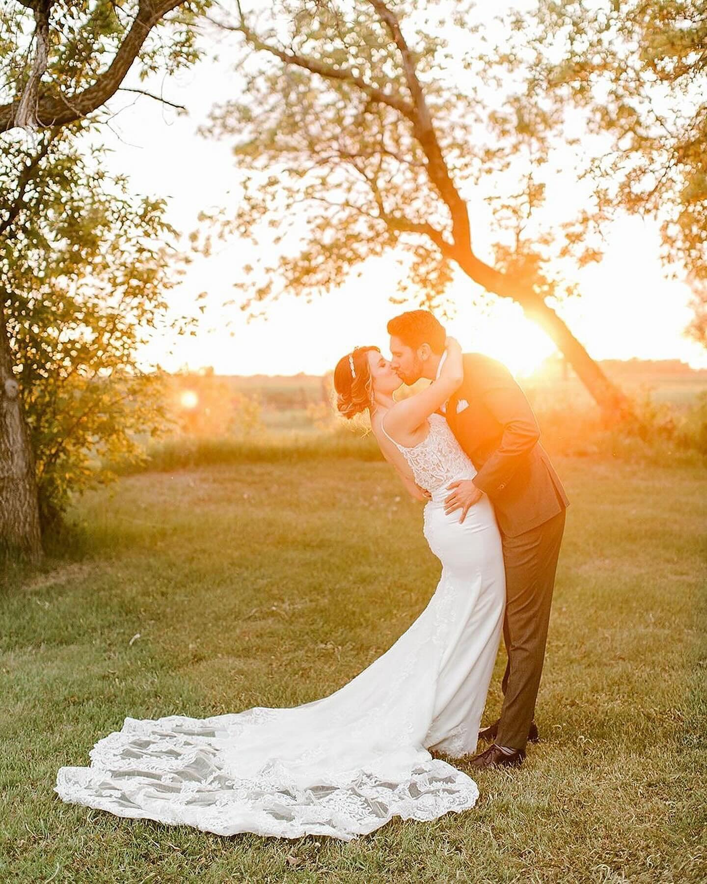Golden hour!!✨ at its finest 
we just love seeing the magic that this time of evening brings for the most dreamy photos and memorable wedding moments 

Captured by: @caseynolinphotography
&bull;
&bull;
&bull;

#winnipegweddingvenue #ruralweddings #ma