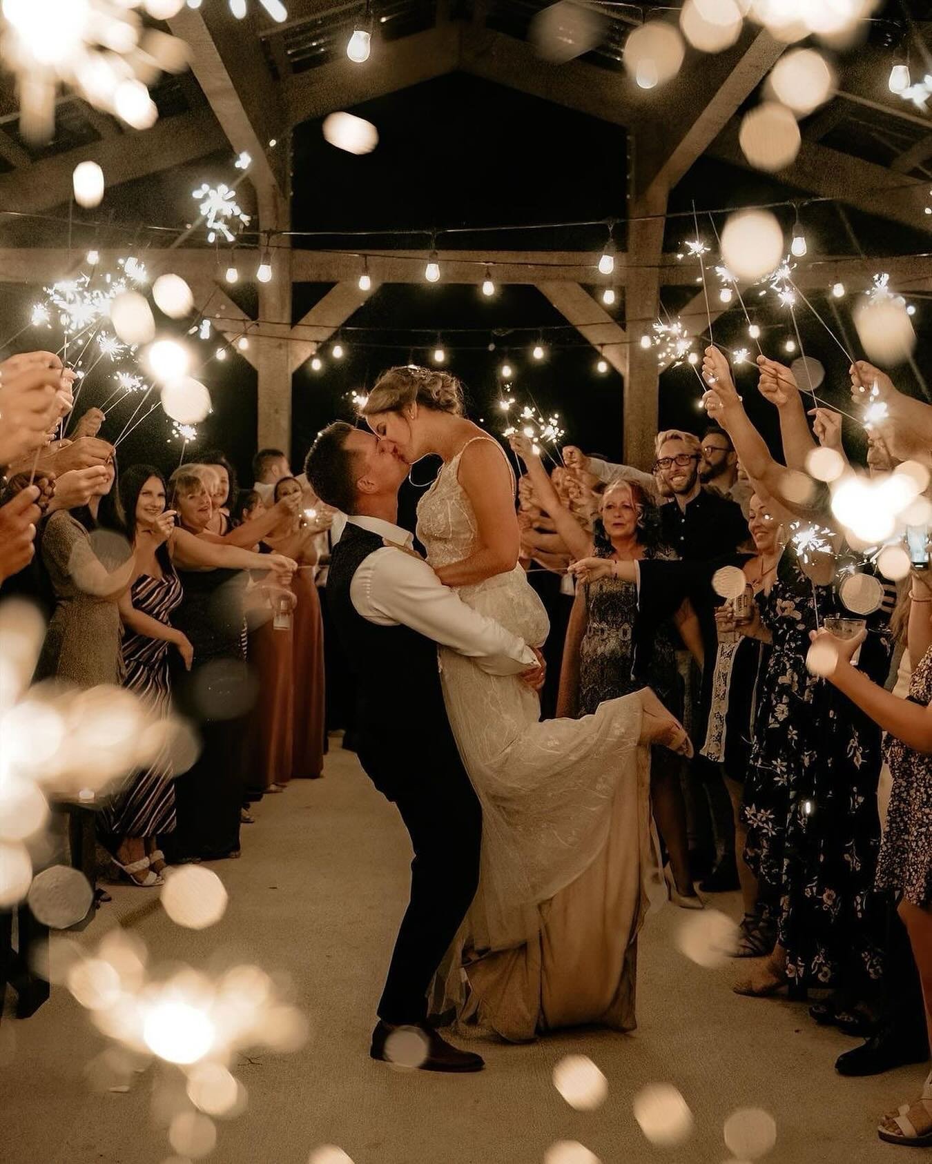 We love @triciabachewichevents sparkler send off plan to ensure you get the enchanting exit before the night ends and your photographer wraps up!

&ldquo;✨Sparkler First Dance: light up the dance floor (outside) as you and your partner share your fir