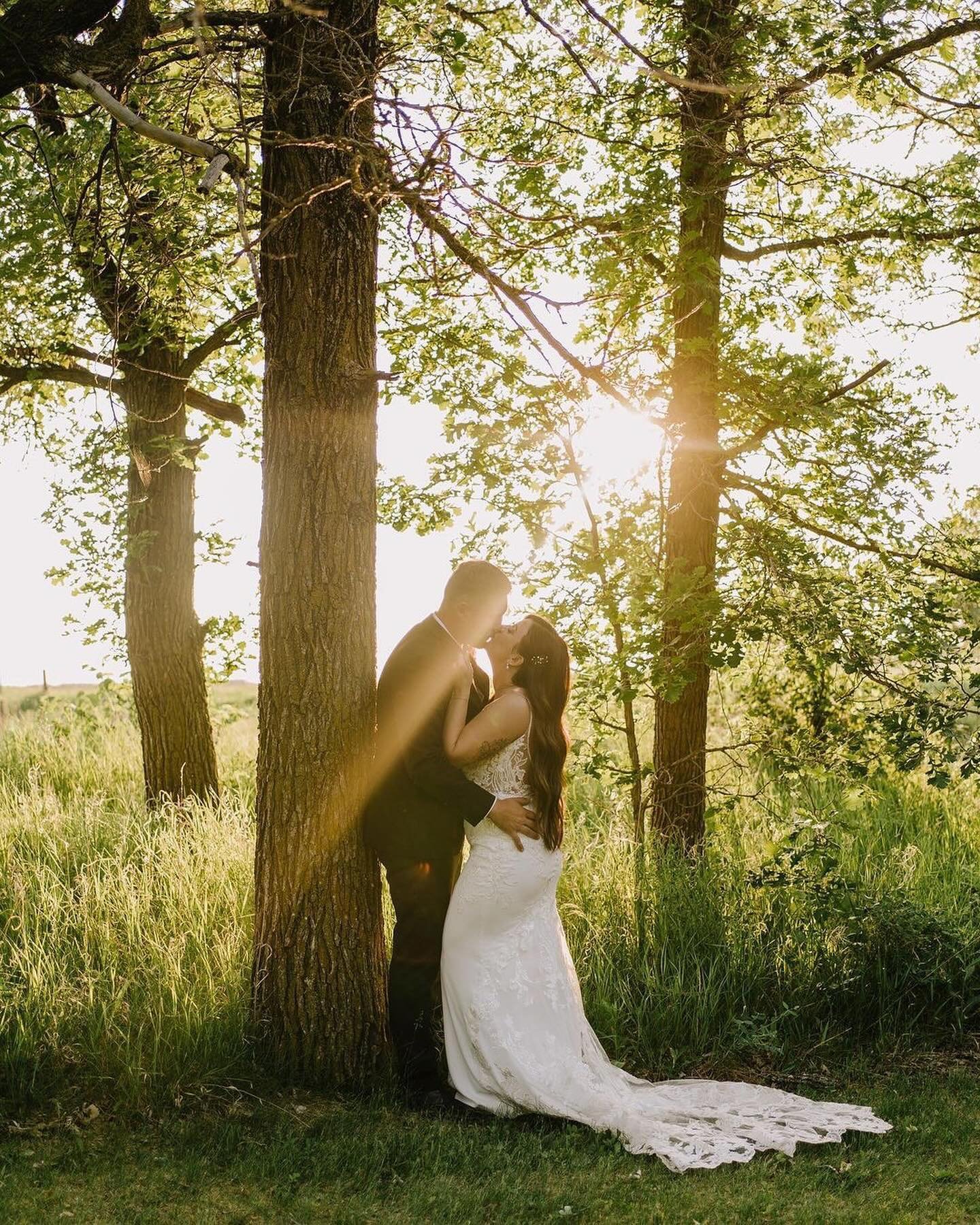 ADVANTAGES of a May wedding!✨

May weddings offer unique advantages that we adore! 
As the gateway to summer, they allow you to kick off the wedding season for your friends and family. 

With a spring wedding, you and your partner can relish the summ