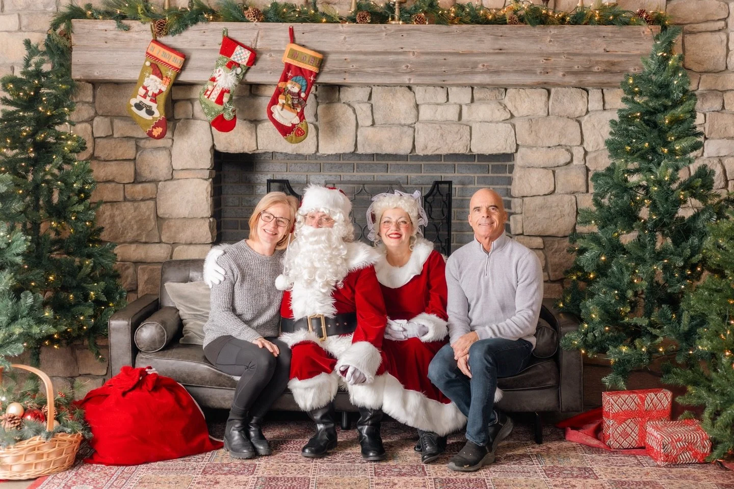 Warm holiday wishes to our couples, vendors, friends, and family 🤍✨
So thankful for every celebration, connection, and moment shared this season