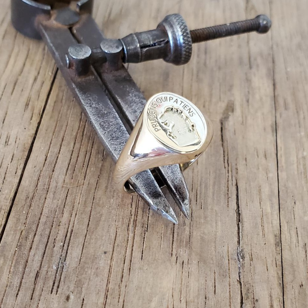 Signet ring with lion in gold