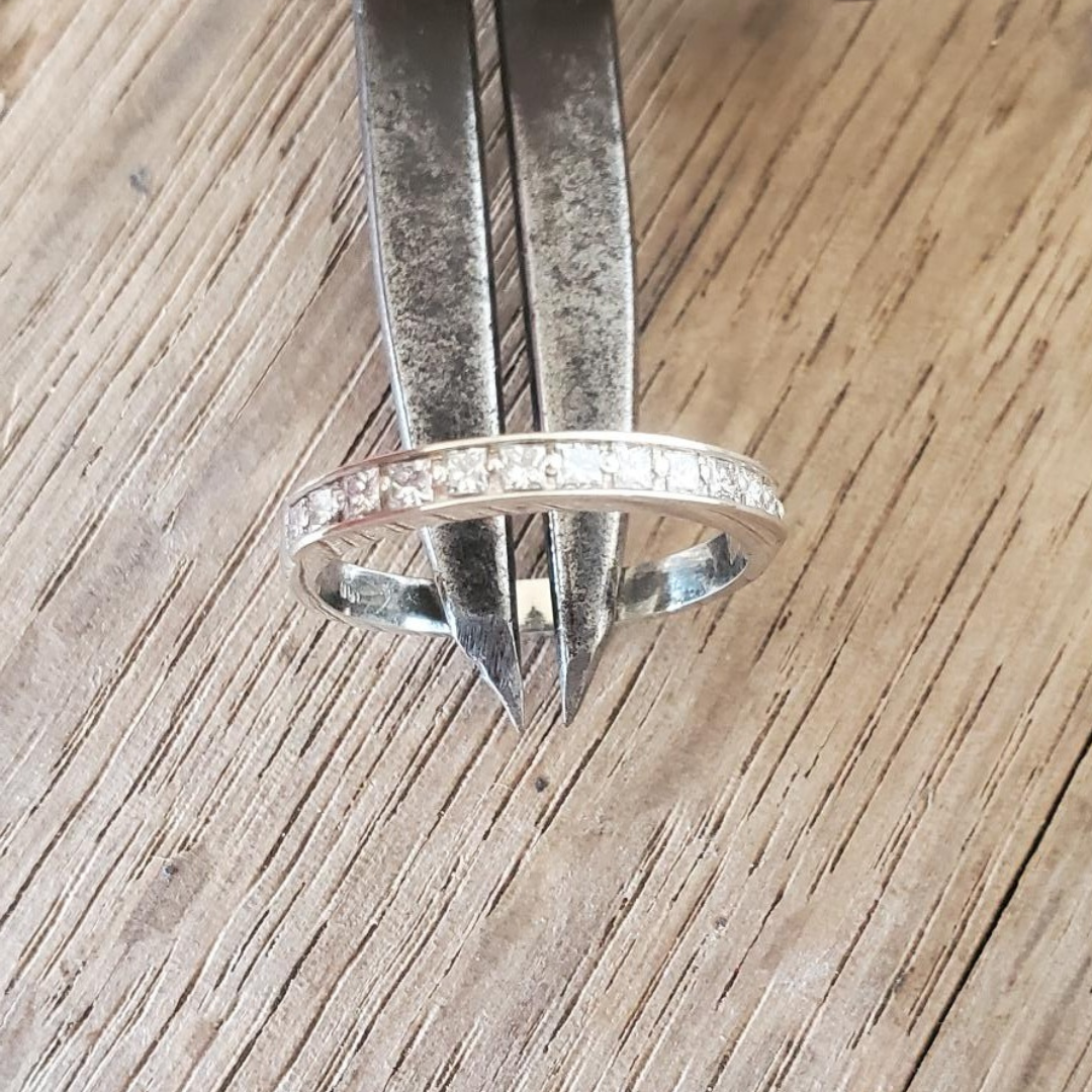 Diamond white gold ring with princess cut diamonds