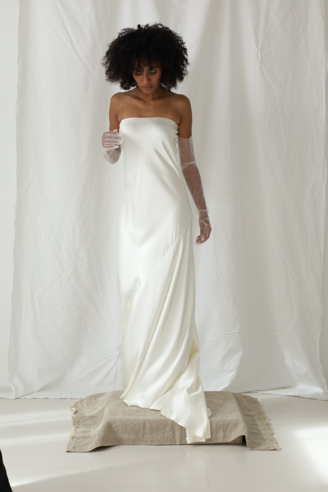 amare-bride-bridal-accessories-silk-sheer-gloves-by-a-la-robe-01.jpeg