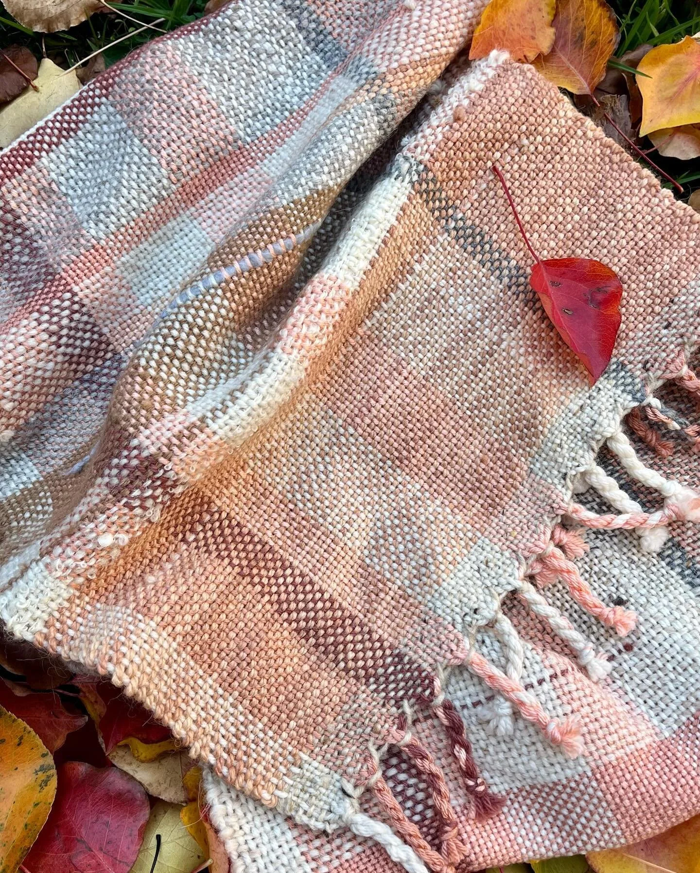 Hand woven Coral scarf. I love these pastel colours together. Super soft and warm oversized scarf to keep you toasty warm 

#handwoven #earthcolour #handwovenscarf