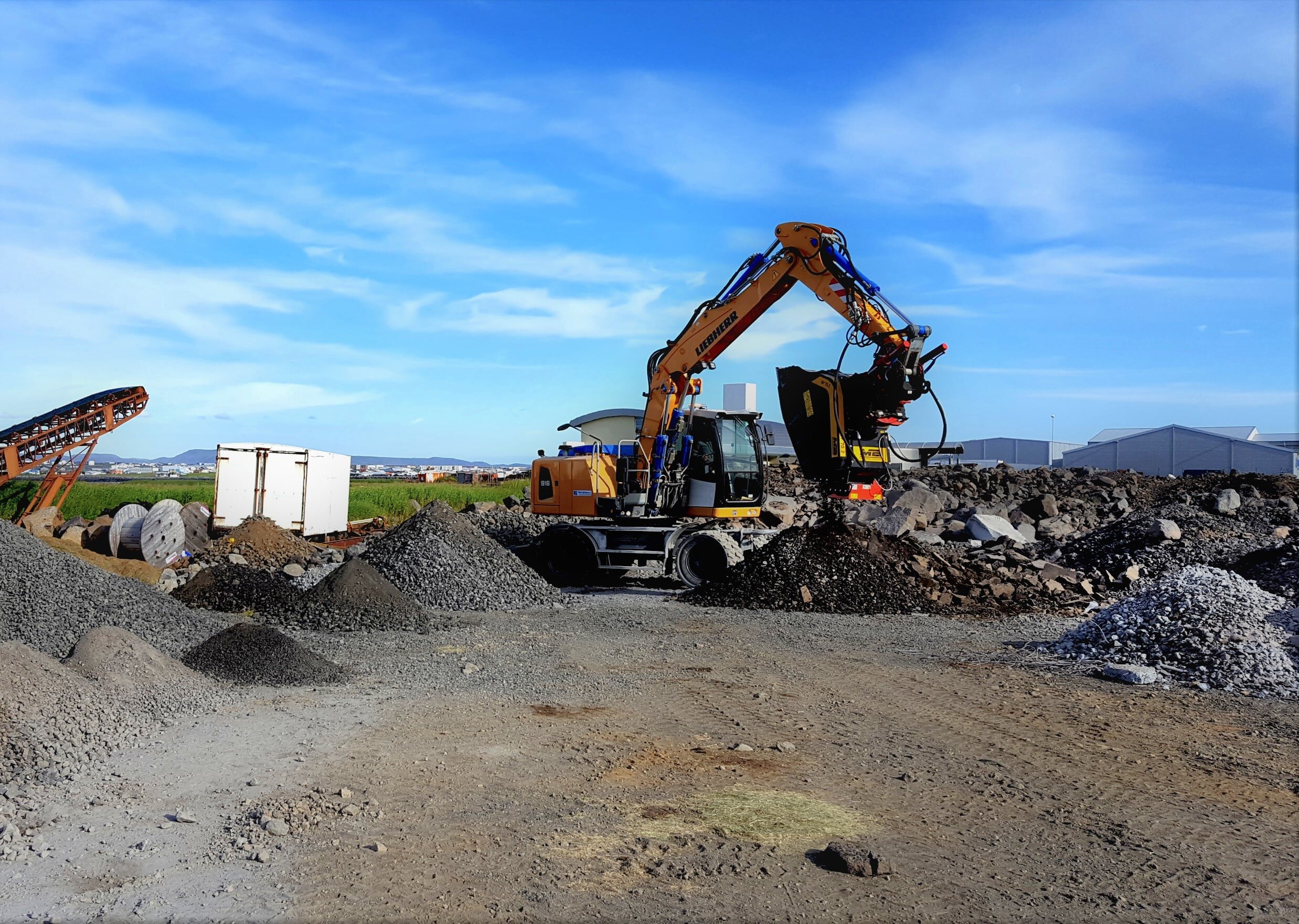 2_BF70.2 - Liebherr 916 - Iceland - asphalt-min.jpg
