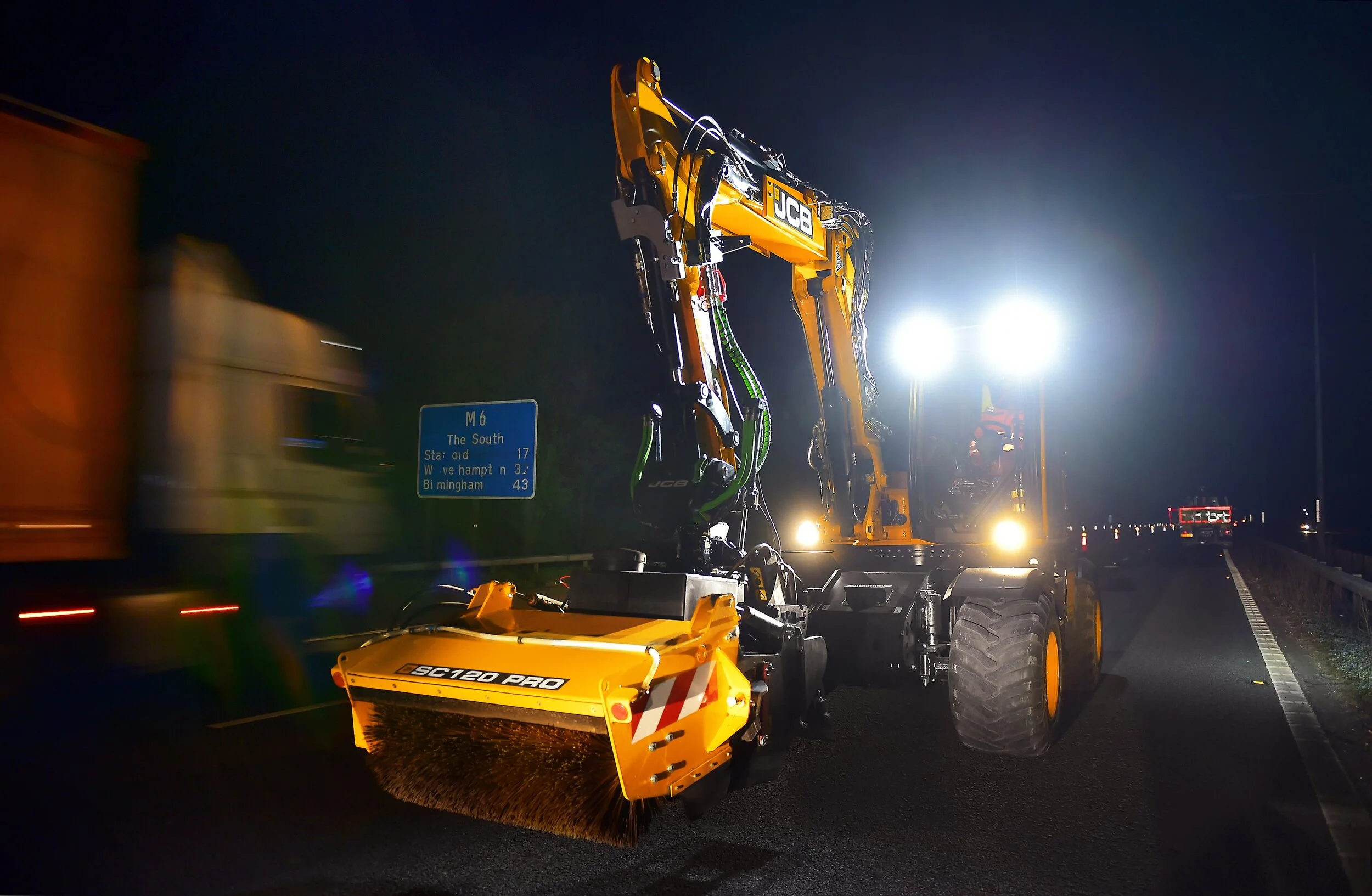 The JCB PotholePro in action in the fast lane of the M6-min.jpg