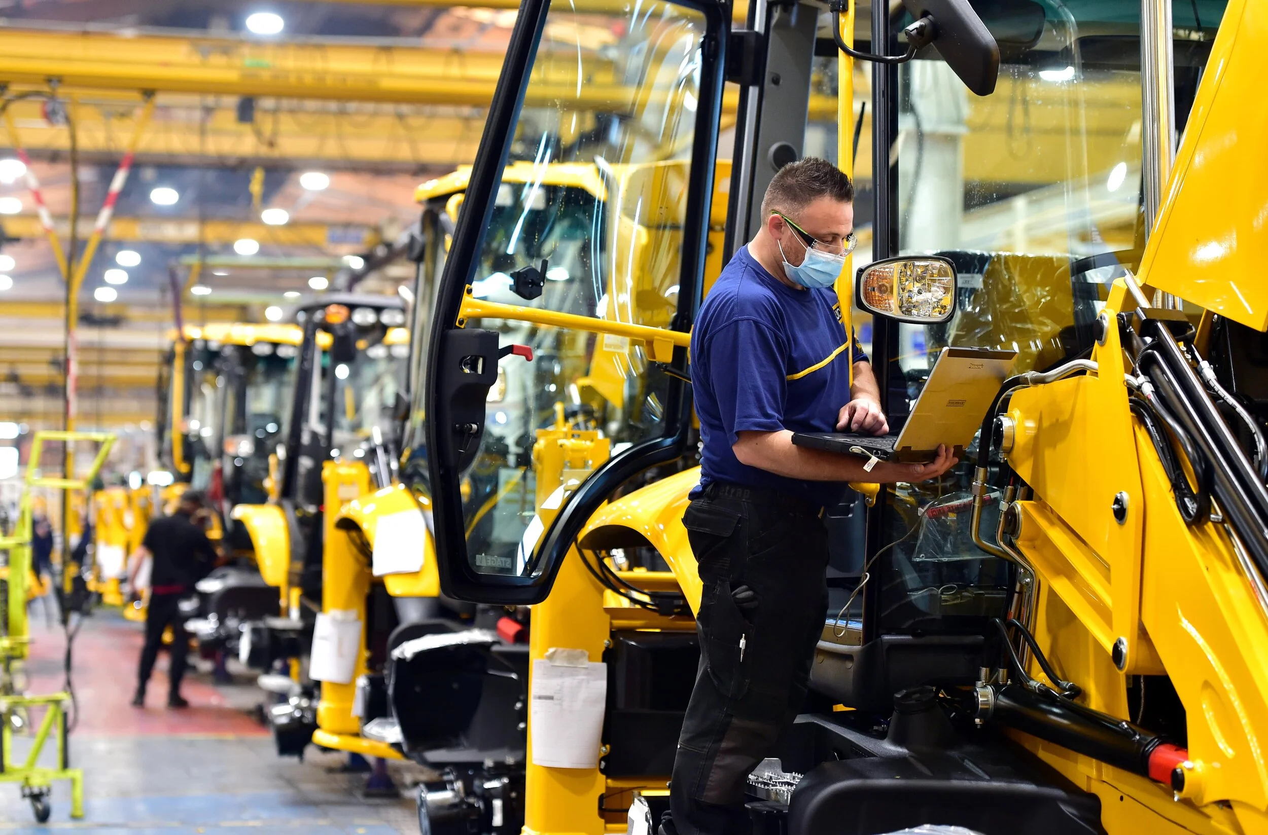 Hundreds of new jobs up for grabs as 1,000 permanent contracts offered 