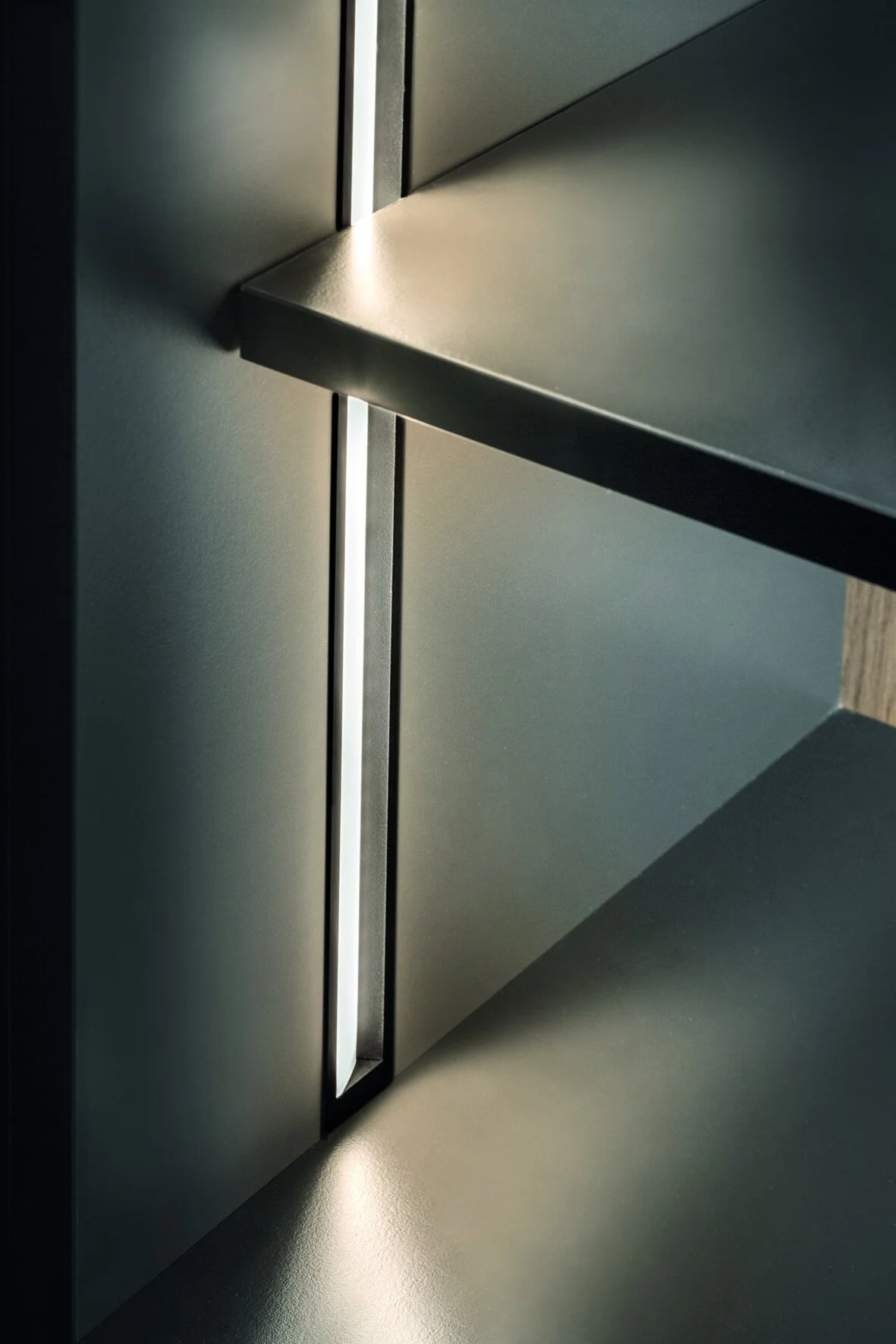 _Rotpunkt Venice Mini vertical smart-ready integrated strip lighting_HR3-min.jpg