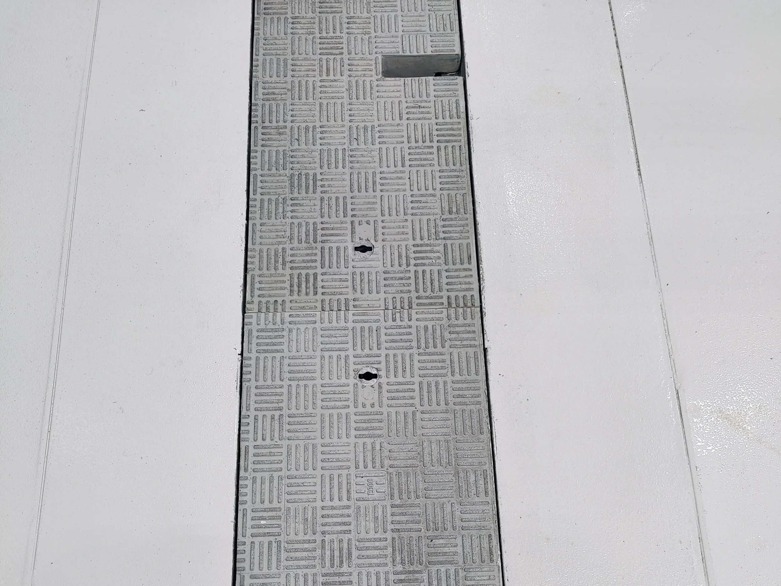 Every third cover was modified with a 140x50mm ‘mouse hole‘ aperture to enable easy &nbsp;access to compressed air lines