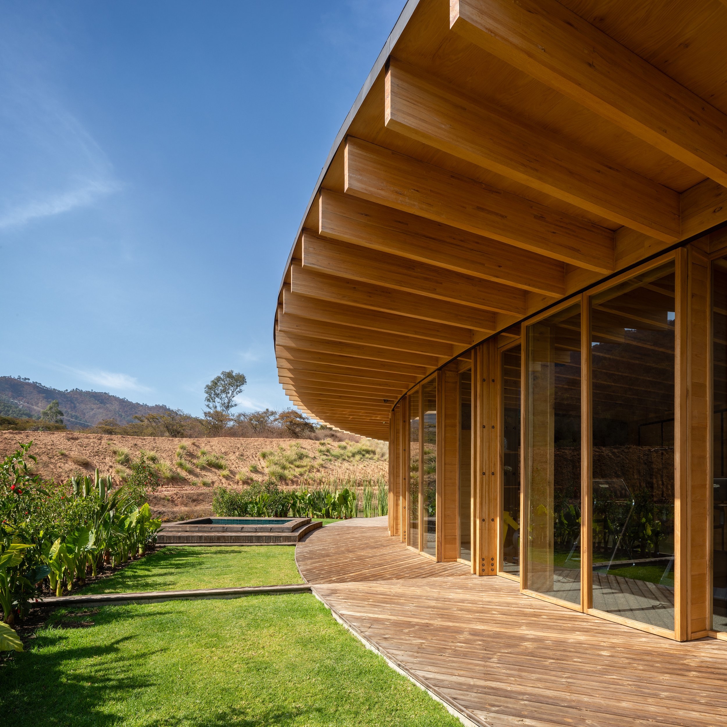 Mexico’s Luxurious Lakeside Clubhouse showcases 360° panoramic landscape