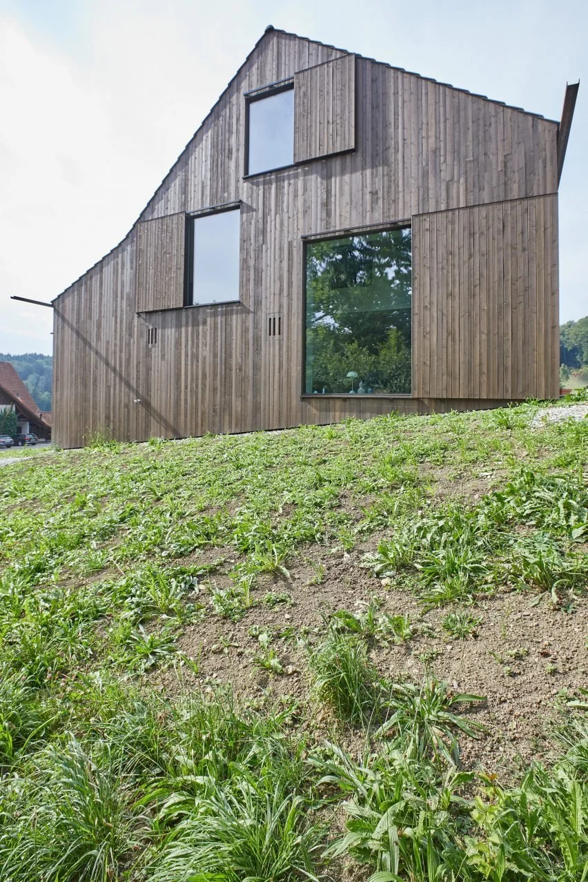 be-architektur-block-residential-barn-timber-switzerland_dezeen_2364_col_13-852x1278.jpg
