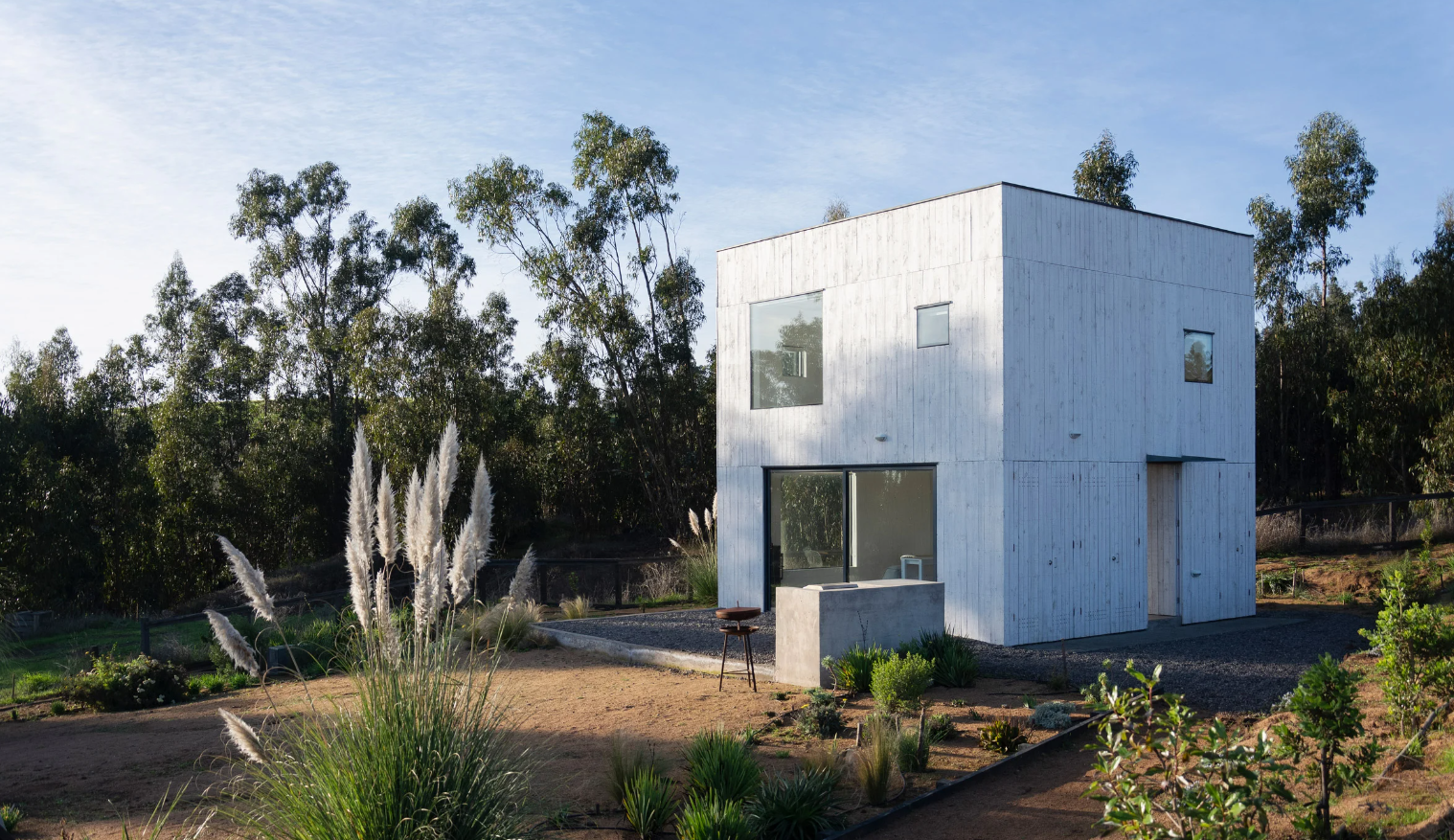 2023-08-23 09_51_35-Stanaćev Granados completes cube-shaped holiday house in Chile.png