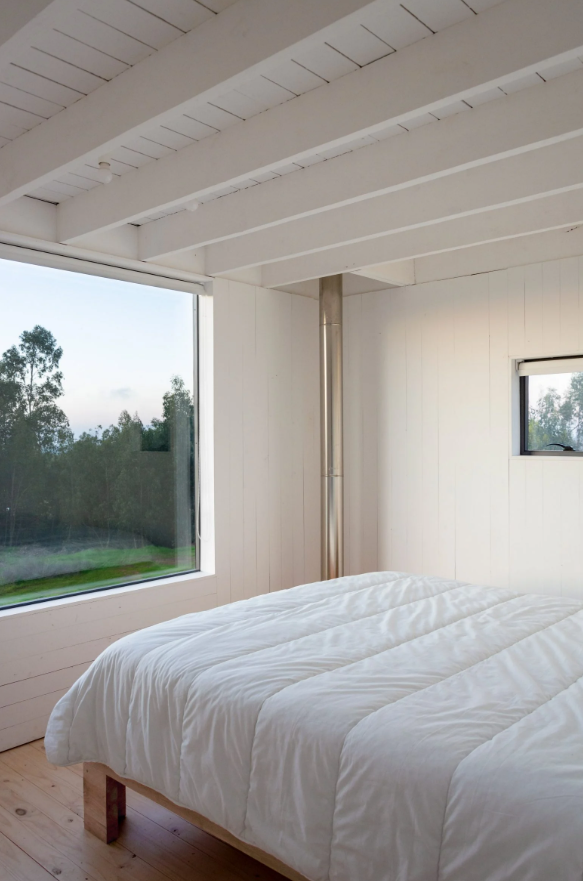 2023-08-23 09_52_59-Stanaćev Granados completes cube-shaped holiday house in Chile.png