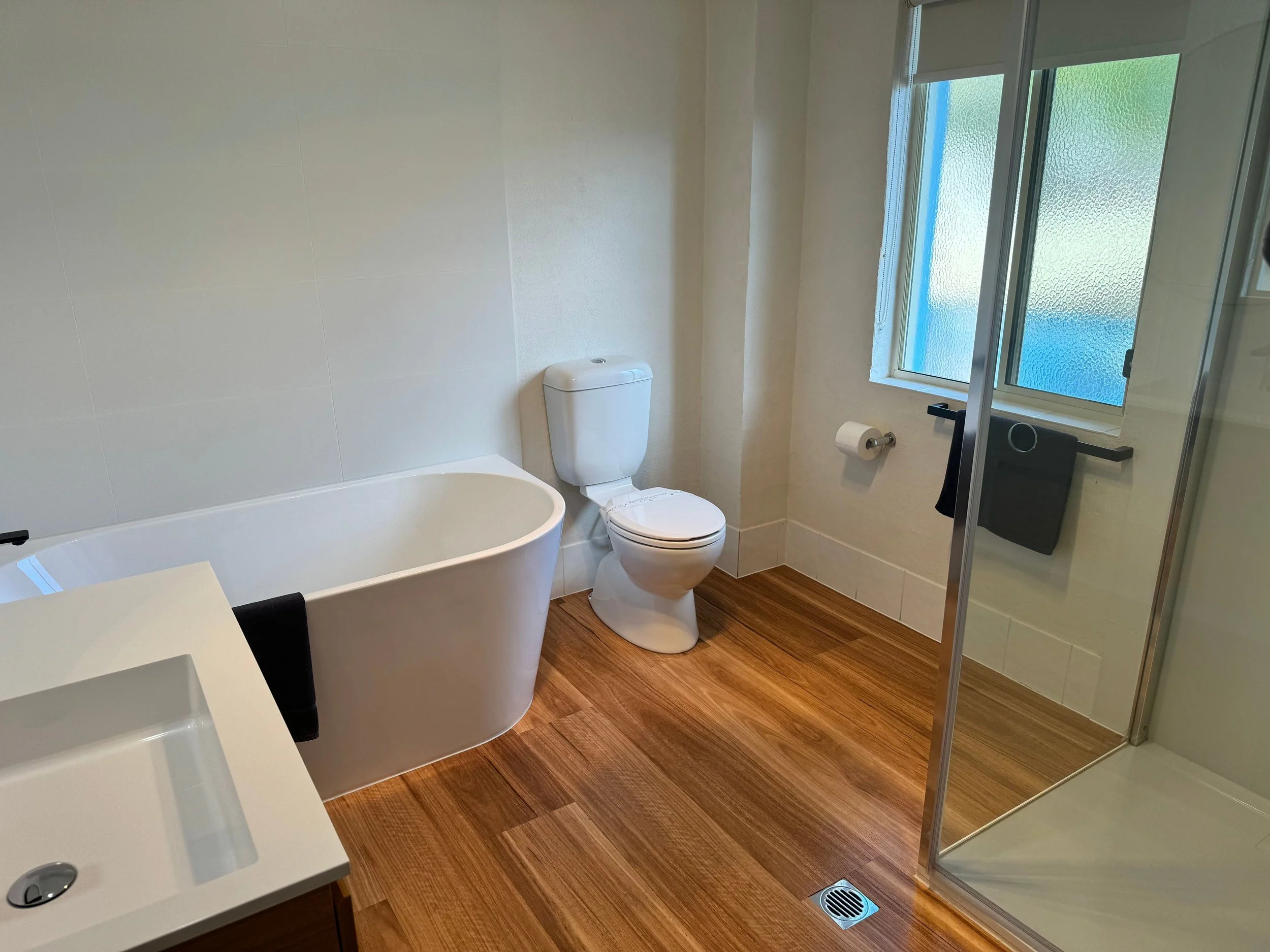 Apartment 5 - Main bathroom