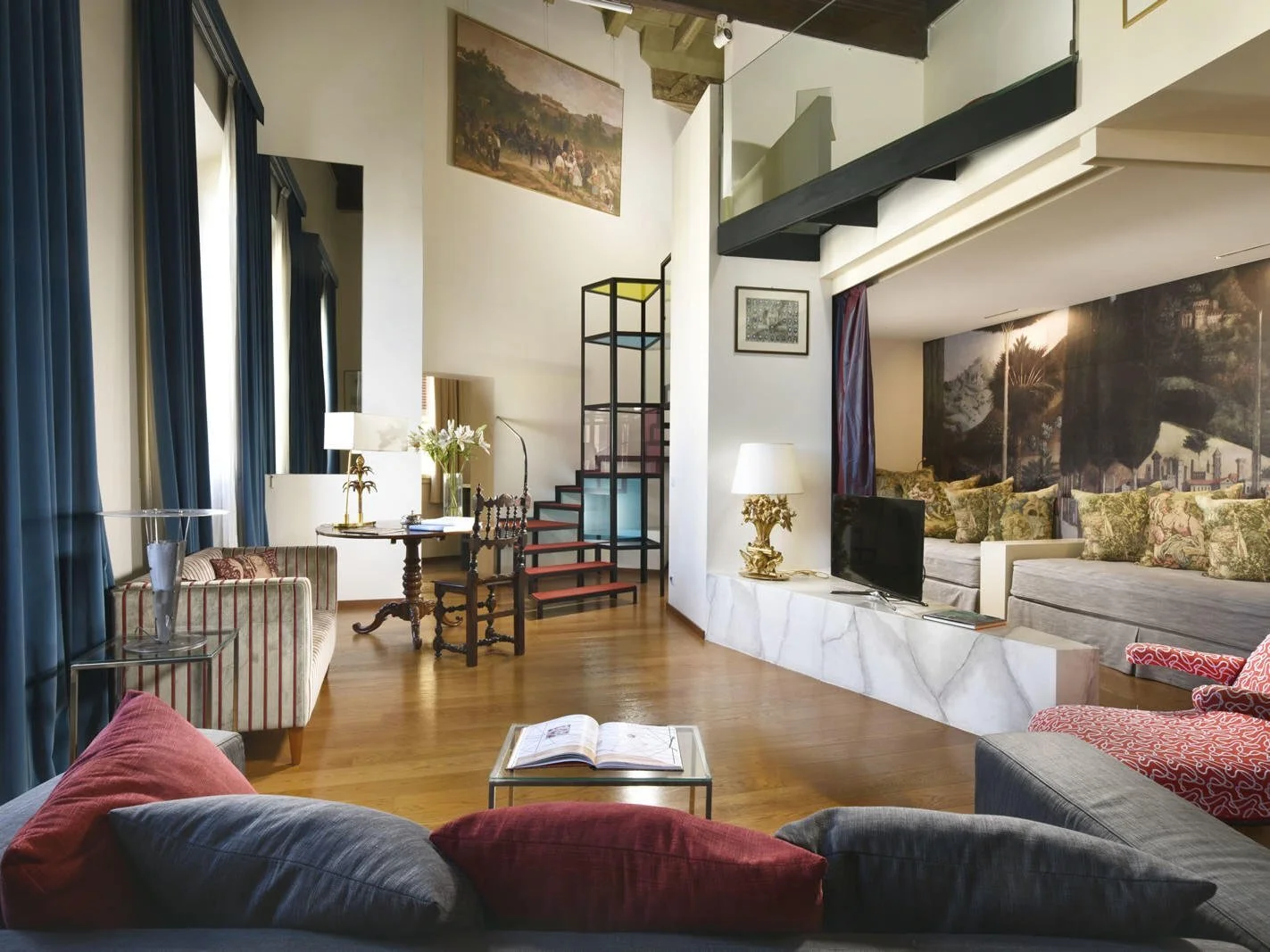 ue-leoneblusuites-firenze-suitedeluxe-rinieri-living-1-standard.jpeg