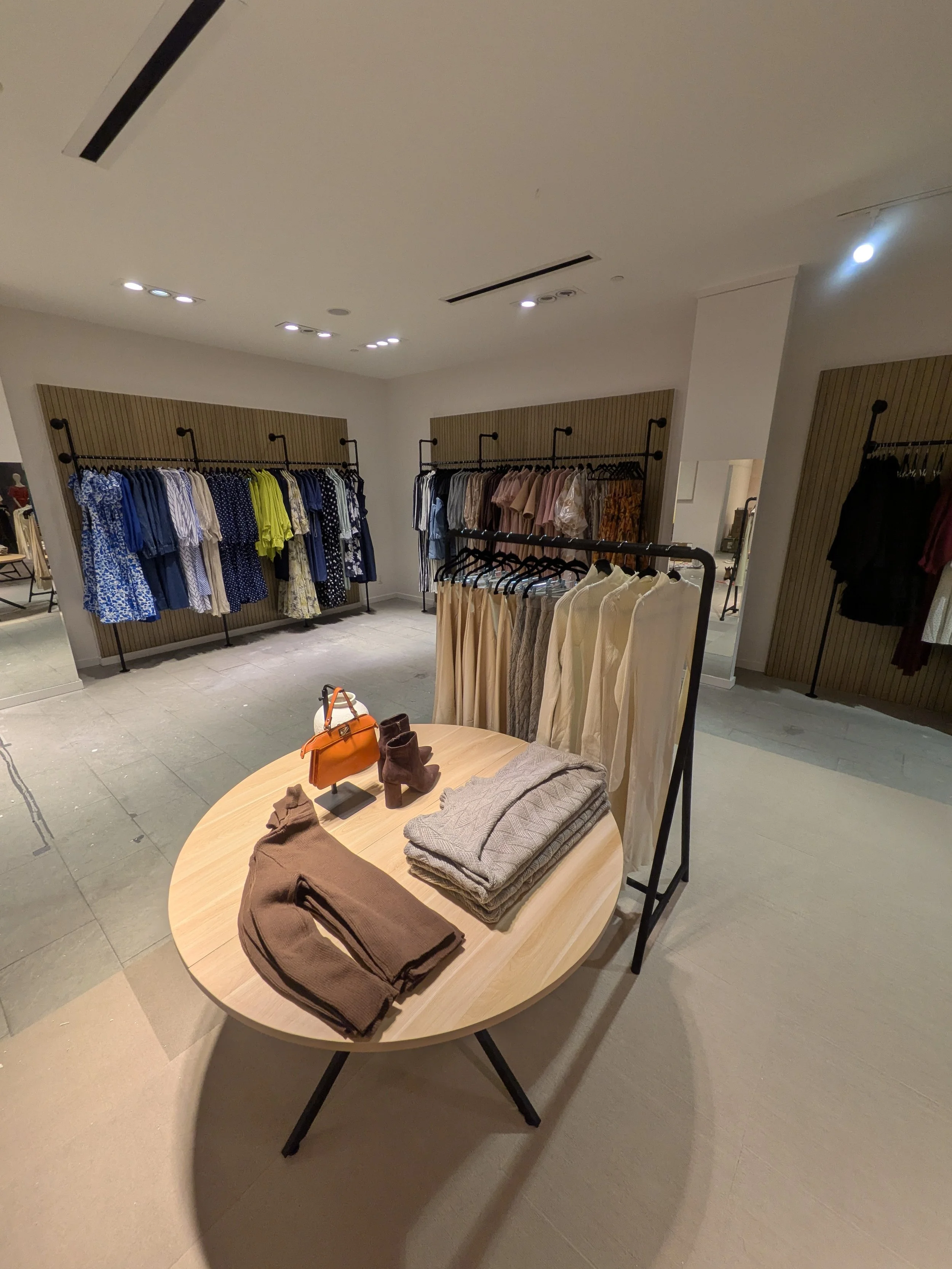 Feature display and mannequin styling at Aimee Boutique women’s fashion store showcasing visual merchandising strategy and boutique retail zoning.