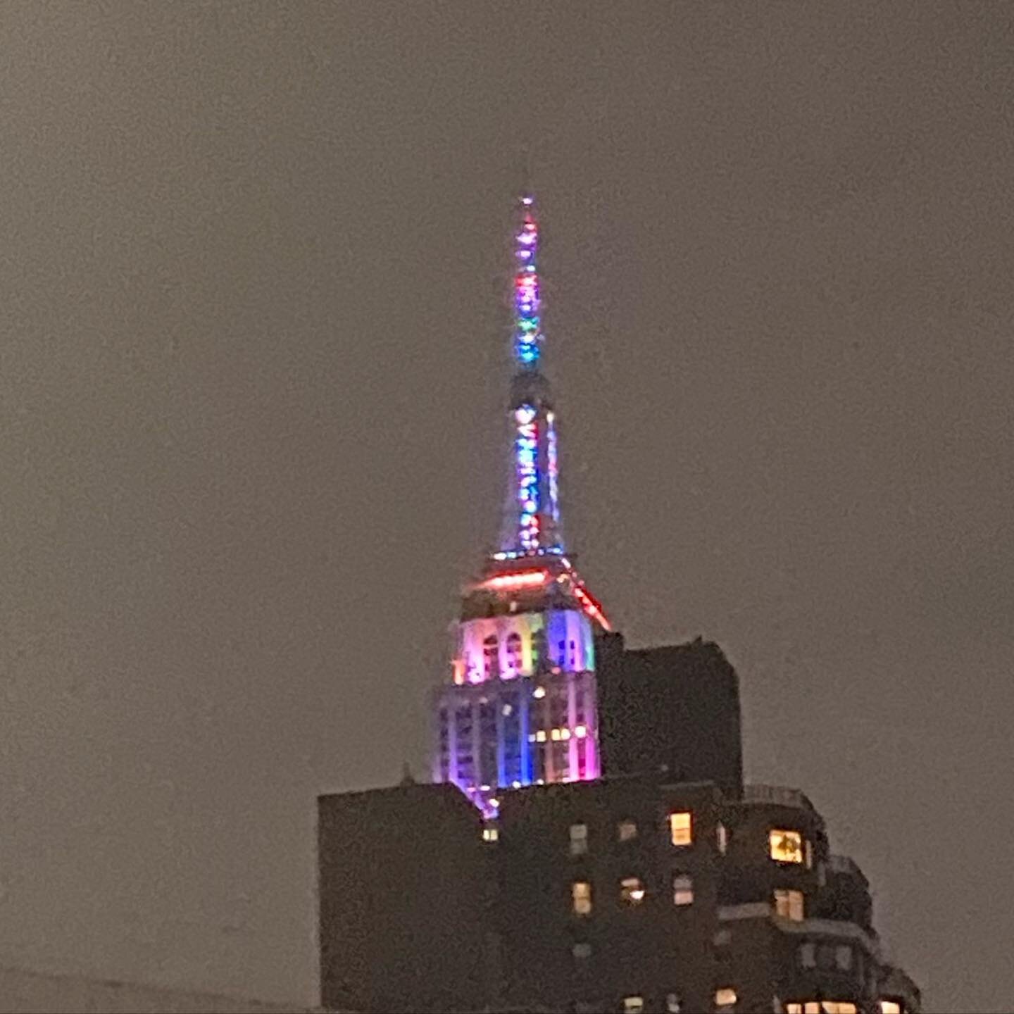 New year vibes at the Empire State. Wishing everyone a happy and healthy 2021!! 

#2021  #nyenyc #betterdaysarecoming