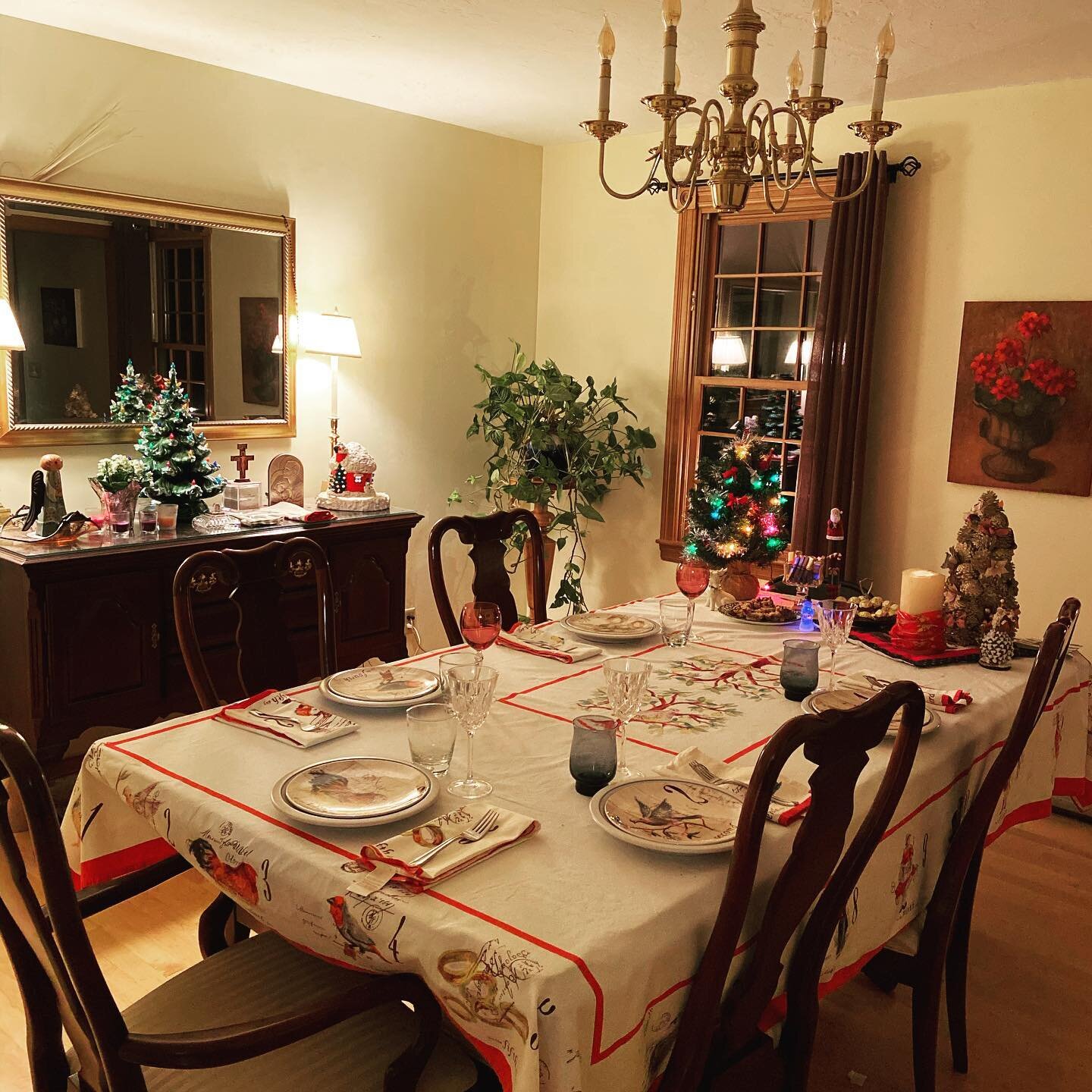 I love setting a table. It&rsquo;s a little extra but so am I 🤣

Merry Merry Everyone 🎄🎄🎄

#christmasdecor #availablejoy #dowhatmakesyouhappy #christmas2020