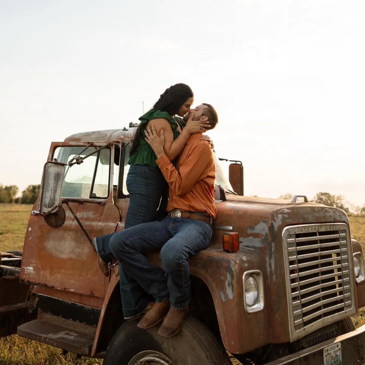 Zach + Lyssa looking like they&rsquo;re straight out of a country love song. 😍 The most perfect evening on their property surrounded by their cattle. They&rsquo;re getting married here next year and I&rsquo;m so excited! 

#missourifarm #missouriwed