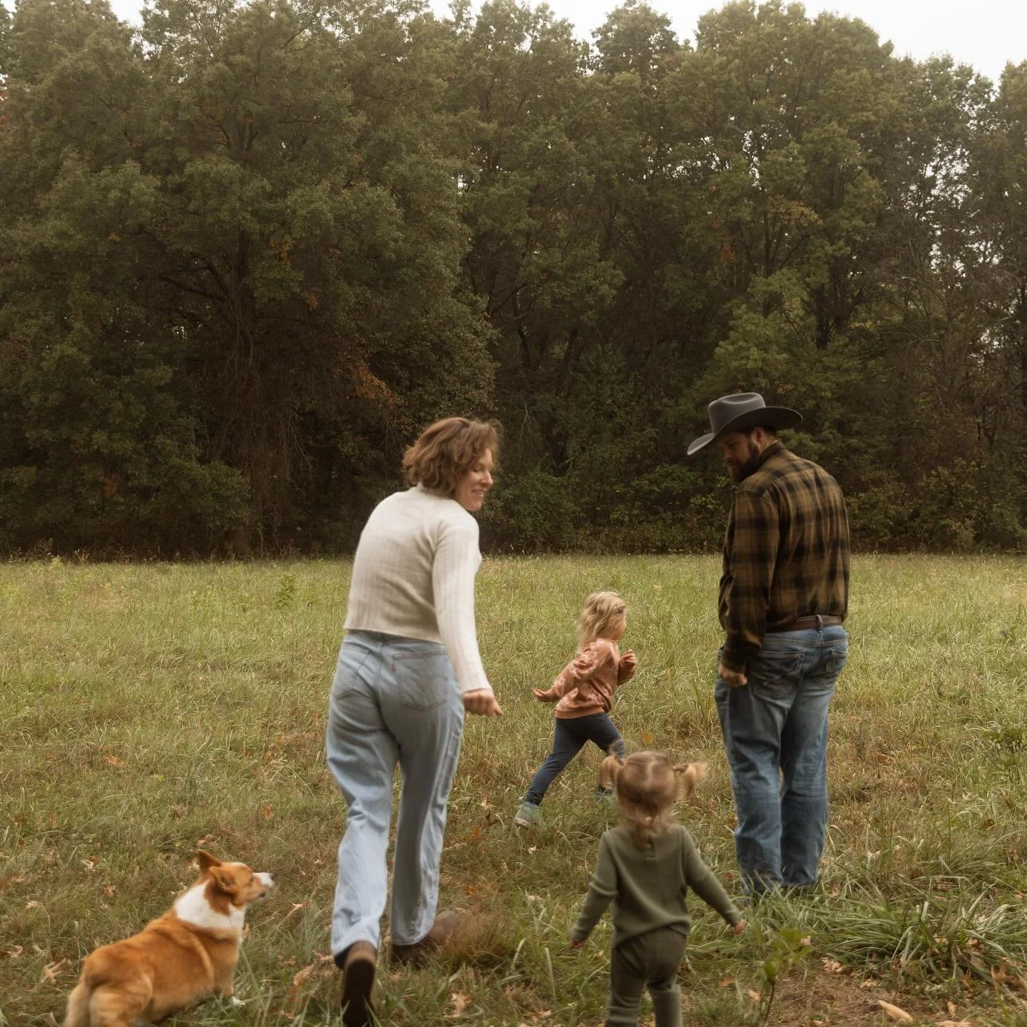 These really are the moments we&rsquo;re going to miss one day. ❤️ A gloomy Sunday afternoon spent playing outside with our girls. Some things I don&rsquo;t want to forget about this age is Molly&rsquo;s sweet piggies and the way her hair curls just 