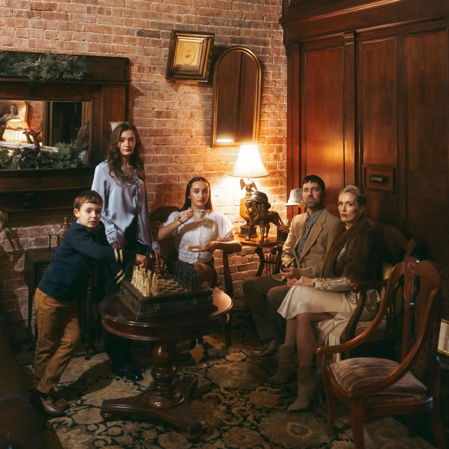 Was so excited when Jennifer reached out to me about doing a vintage themed family session at a local antique store downtown, with a nod to a touch of Christmas. ✨ My goodness, we had so much fun!! 🤩 Thank you @the_cellar_door_antiques_  for letting