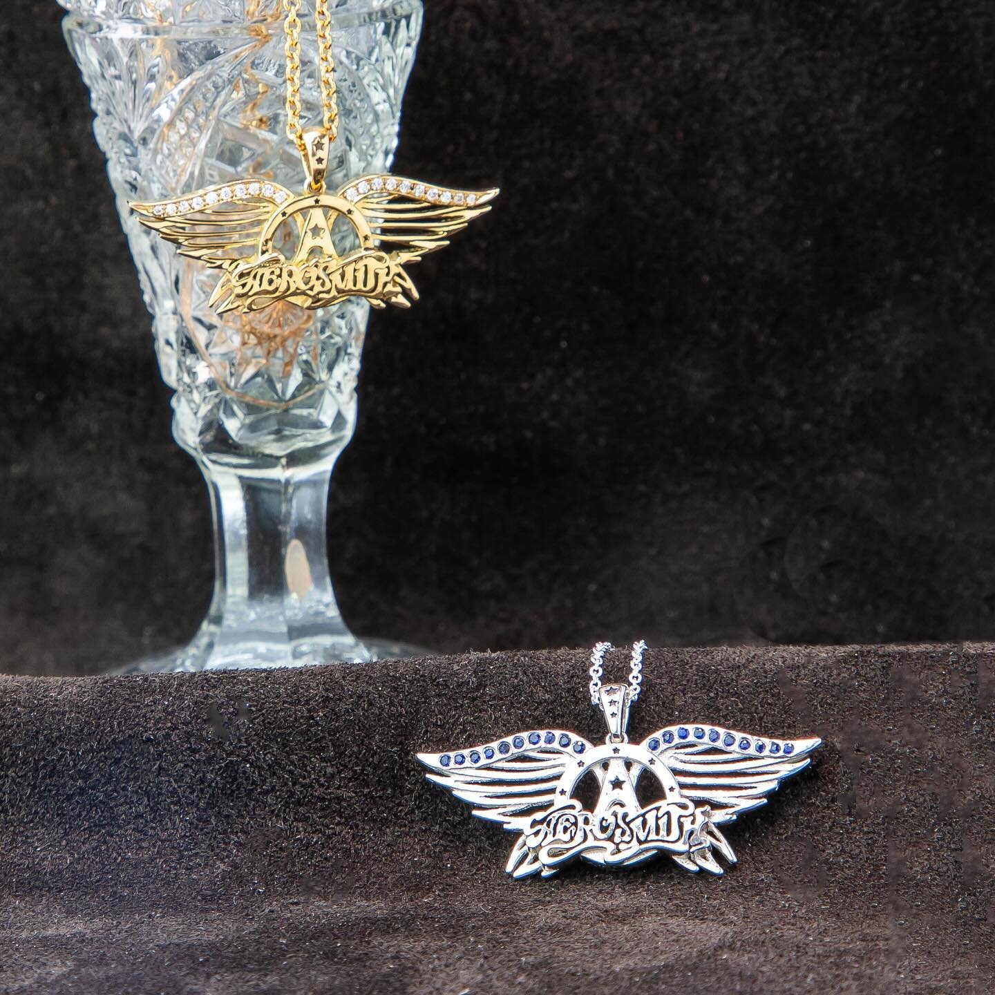 Aerosmith Anniversary Wings 🪽encapsulate five decades of rock style. Meticulously crafted in solid gold or sterling silver, they shine with exquisite diamonds or genuine blue sapphires selected for their exceptional quality. 
DM to purchase 💬

#roc