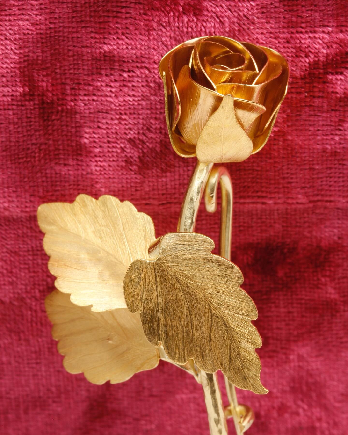 American Beauty 🌹 

#atthebench #22karatgold #rose #goldsmiths #donnadistefano #metalfirelove #lapelpin