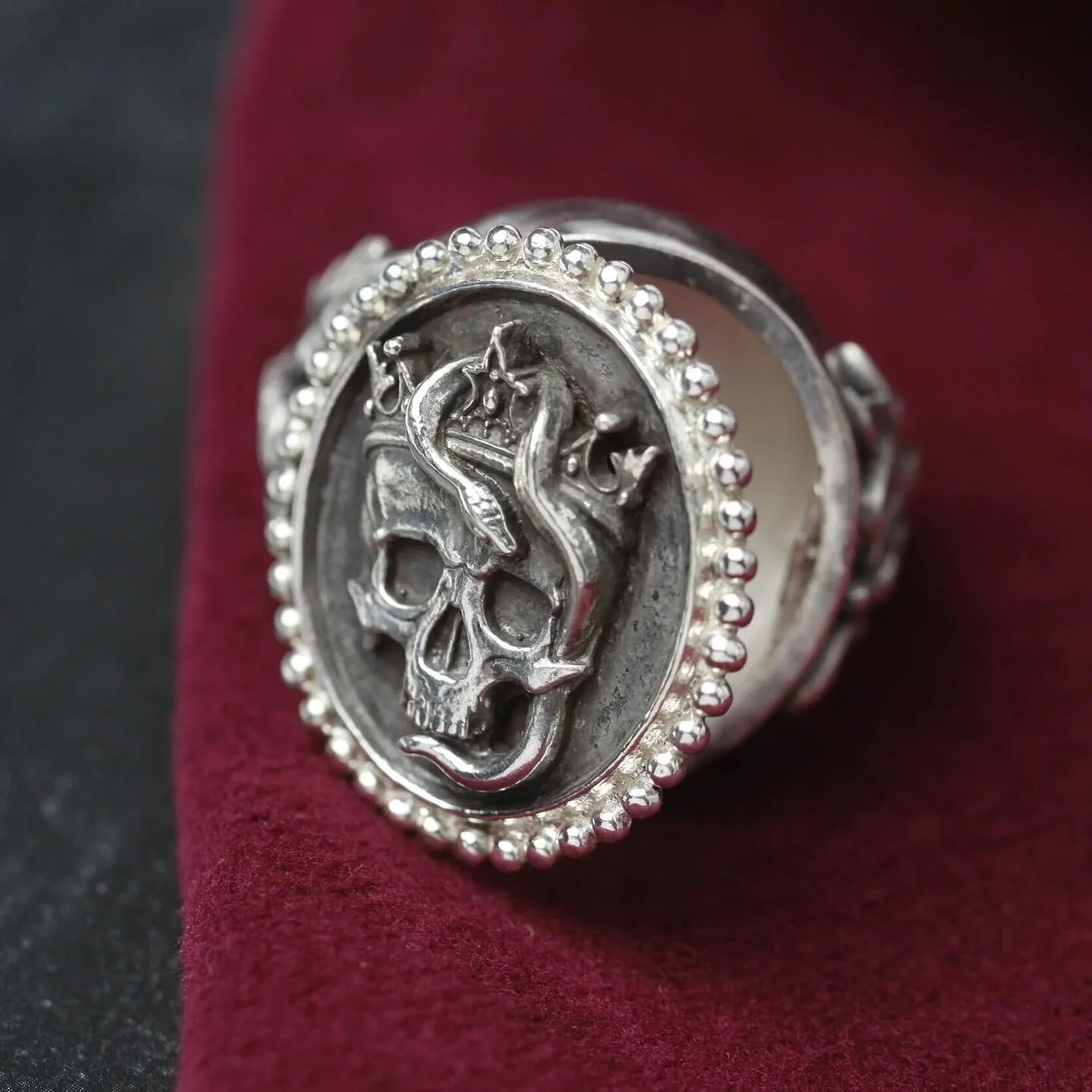 Happy Halloween 🎃 and Sweet Dreams 🧛&zwj;♀️ 

Shown: The Duchess of Malfi Poison Ring from our SKULL SNAKE FLOWERS Collection

#metalfirelove #madeinnyc