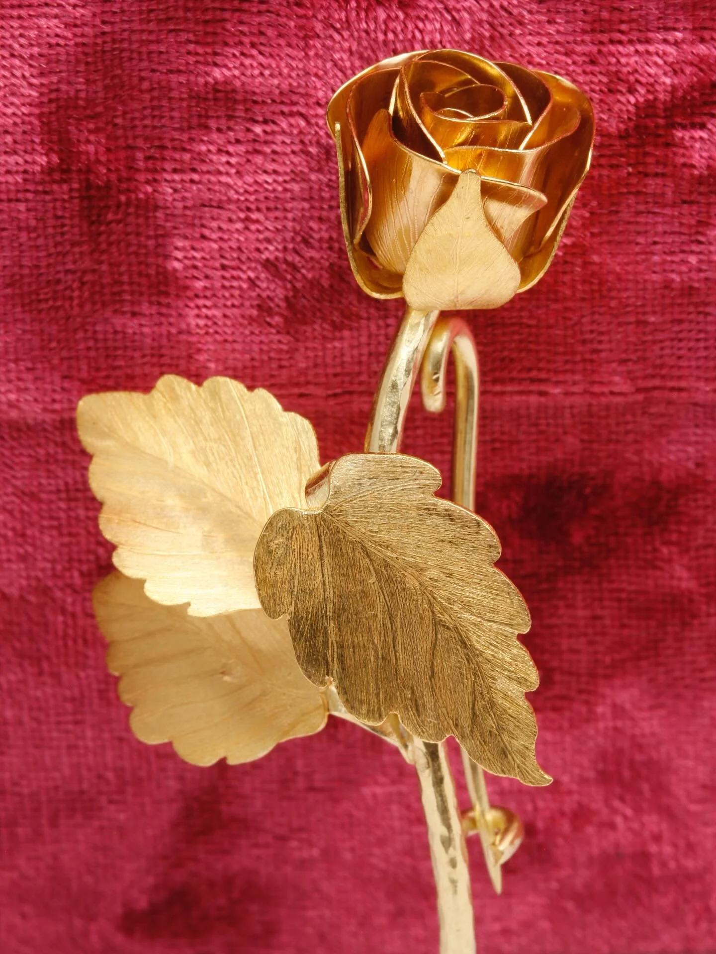 This is Off the Canvas.
And just like that, her rose turned to gold.

Pure 22-karat gold alloys of yellow and apricot, 18-karat green gold stem.

Donna Distefano 2025 for The Frick.
Inspiration: Sarah Hodges, Later Lady Innes,
Thomas Gainsborough, ca